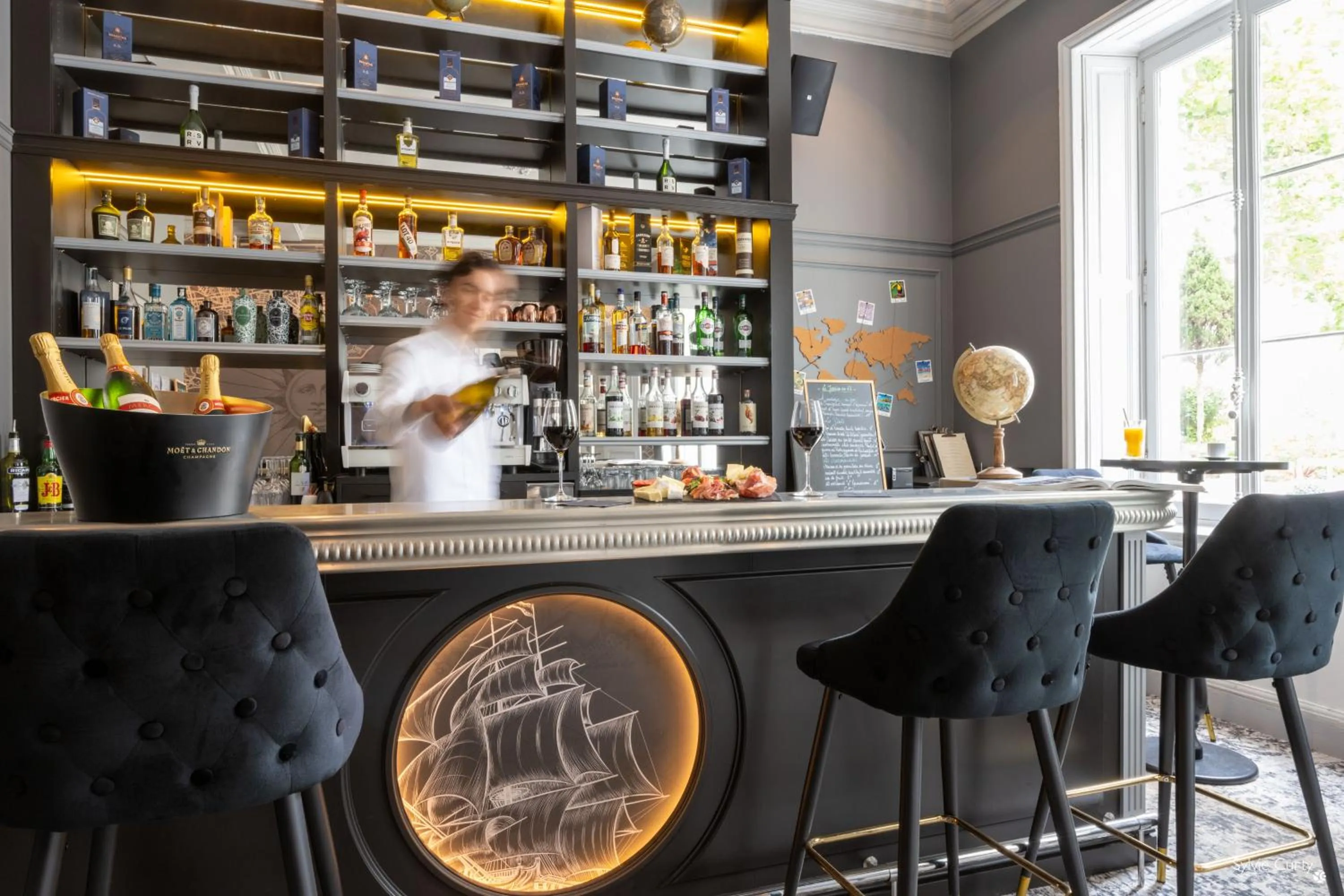 Lounge or bar in Le Champlain