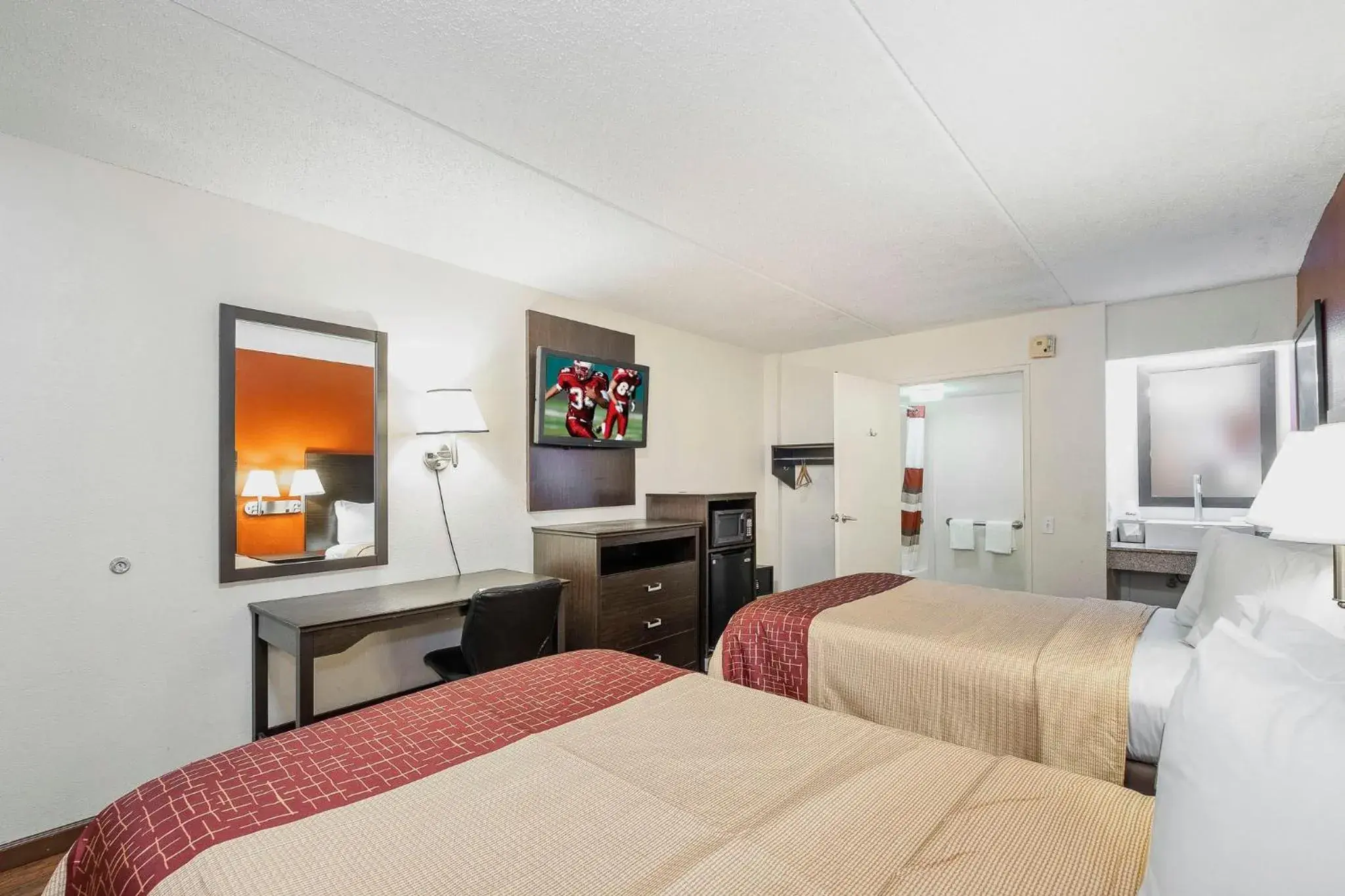 Photo of the whole room, Bed in Red Roof Inn Jackson North – Ridgeland