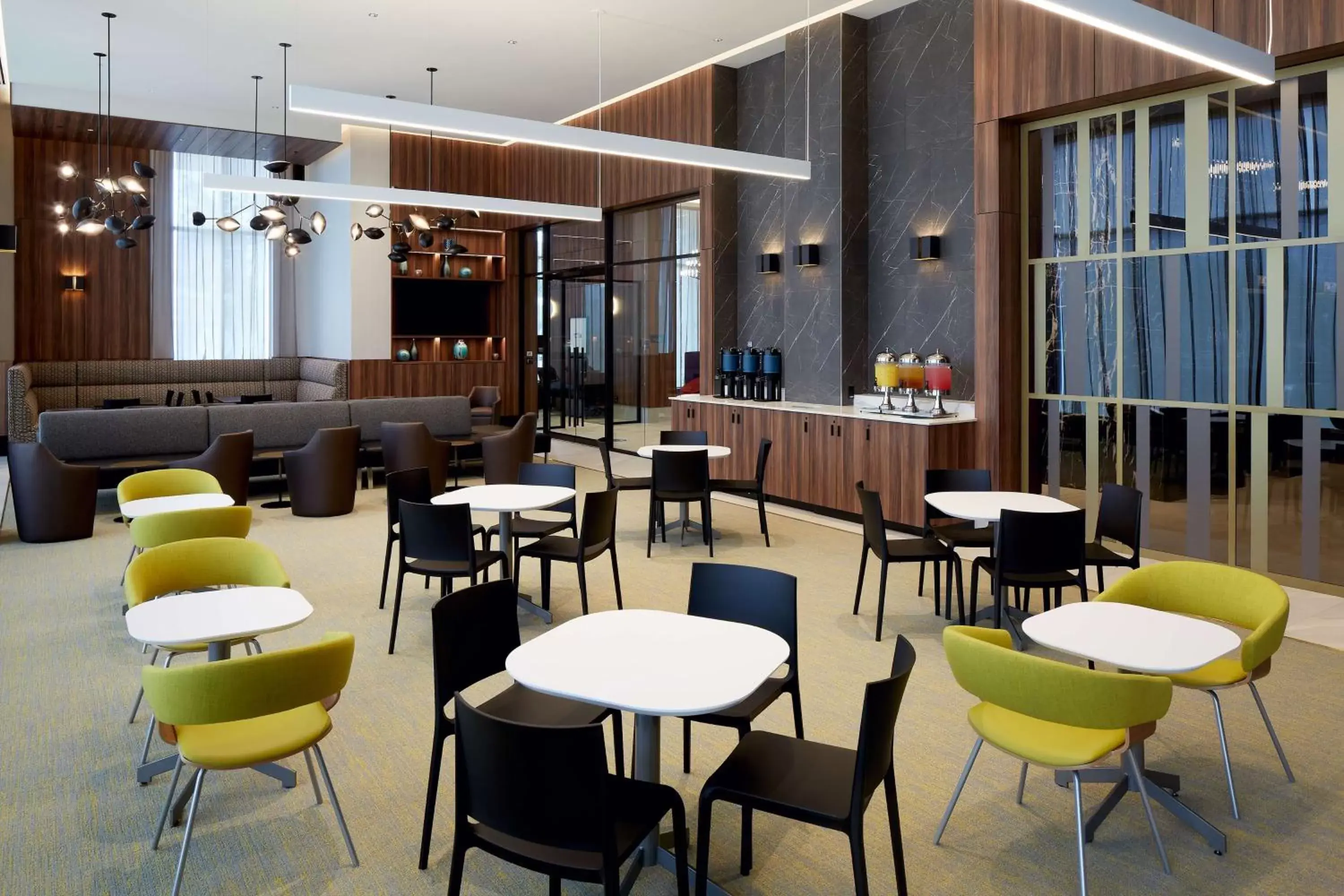 Breakfast, Lounge/Bar in Homewood Suites By Hilton Montreal Midtown