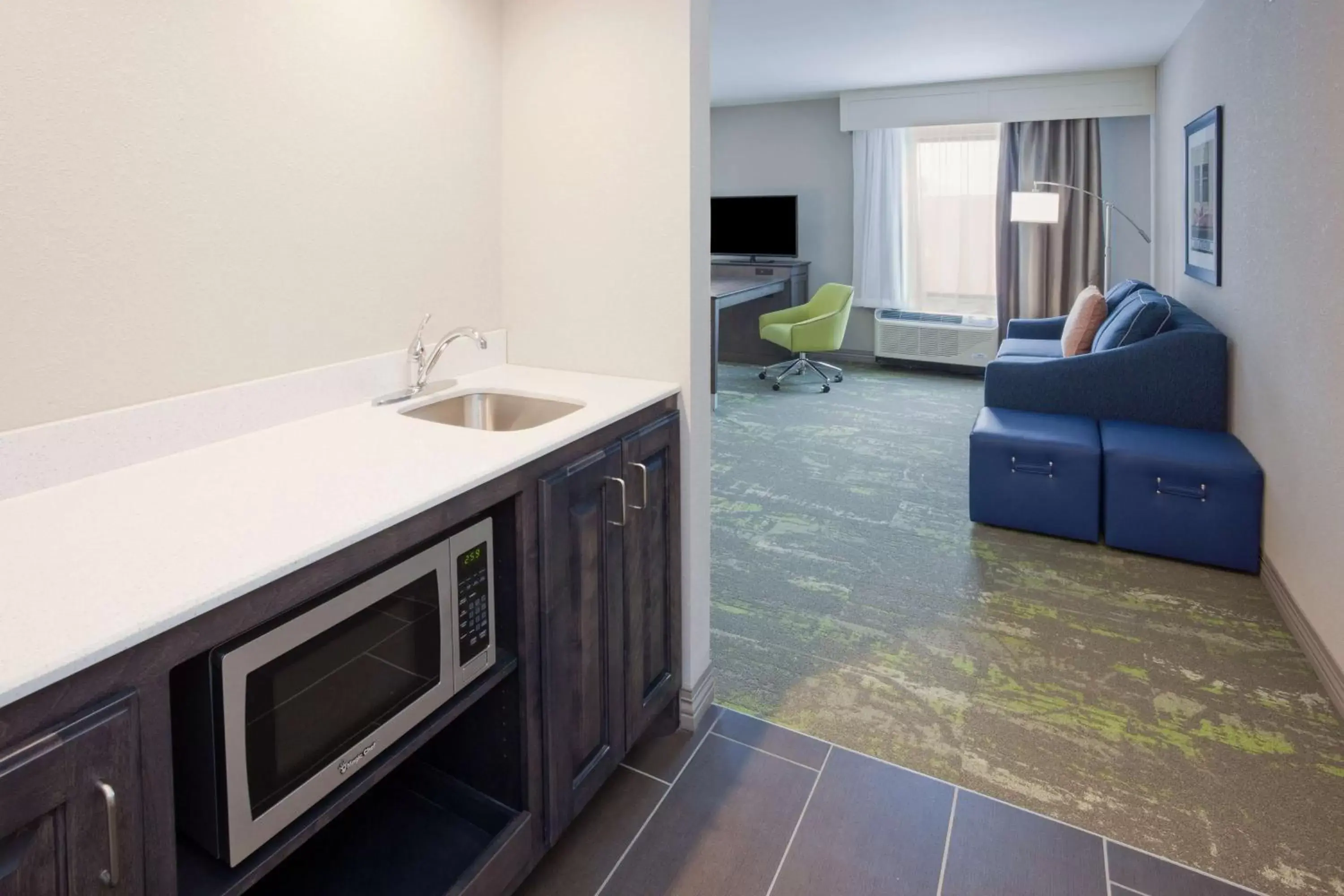 Bed, Kitchen/Kitchenette in Hampton Inn & Suites Sioux City South, IA