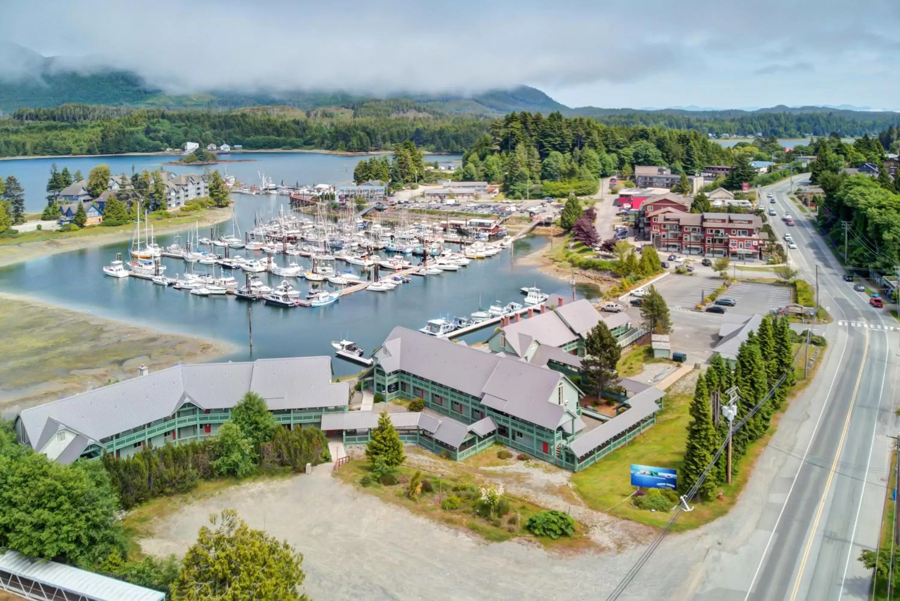 Property building, Bird's-eye View in Canadian Princess Lodge & Marina