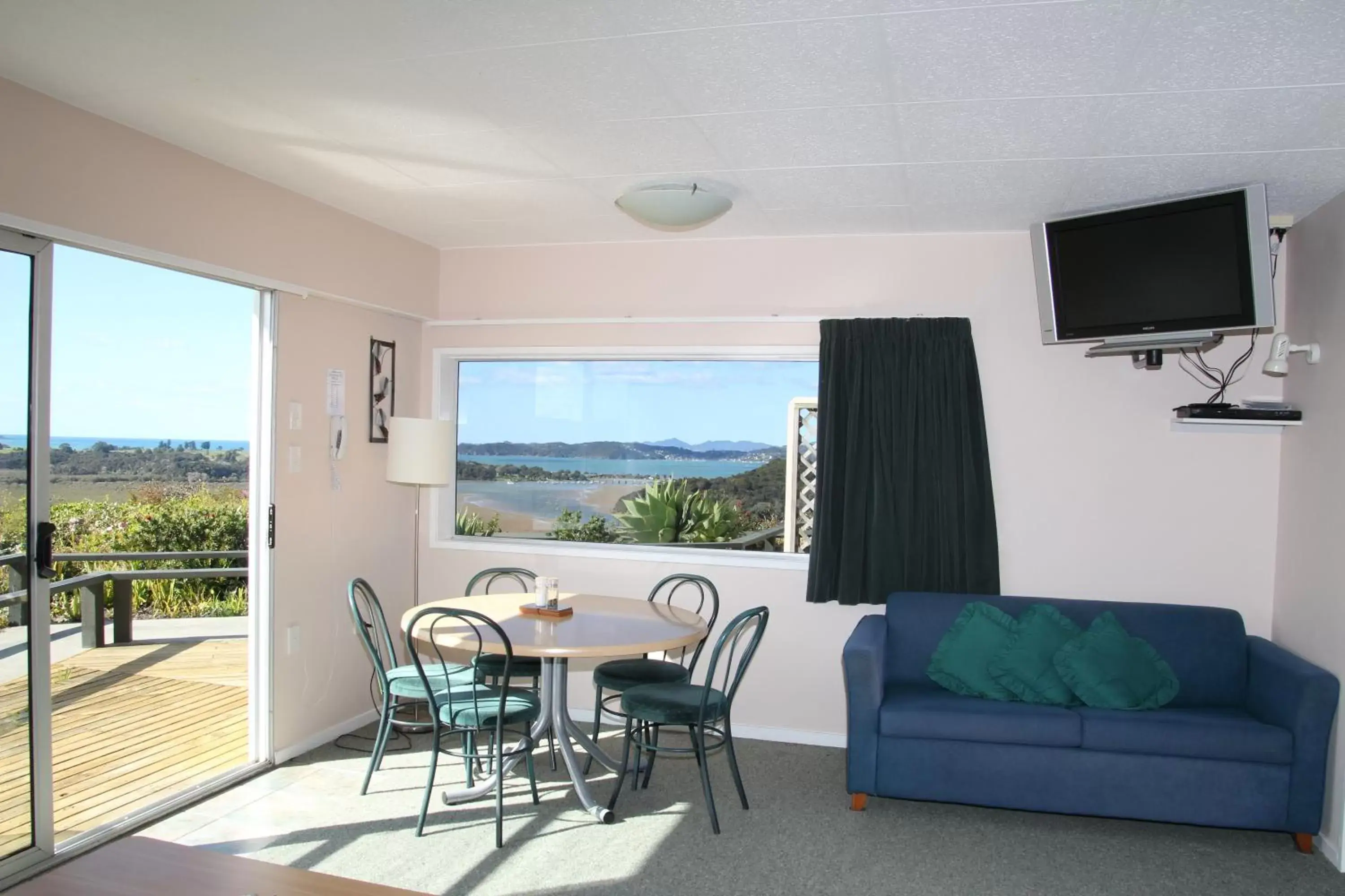 Photo of the whole room in Cook's Lookout Motel