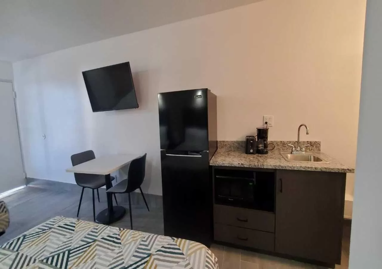 Communal lounge/ TV room in Crestview Inn