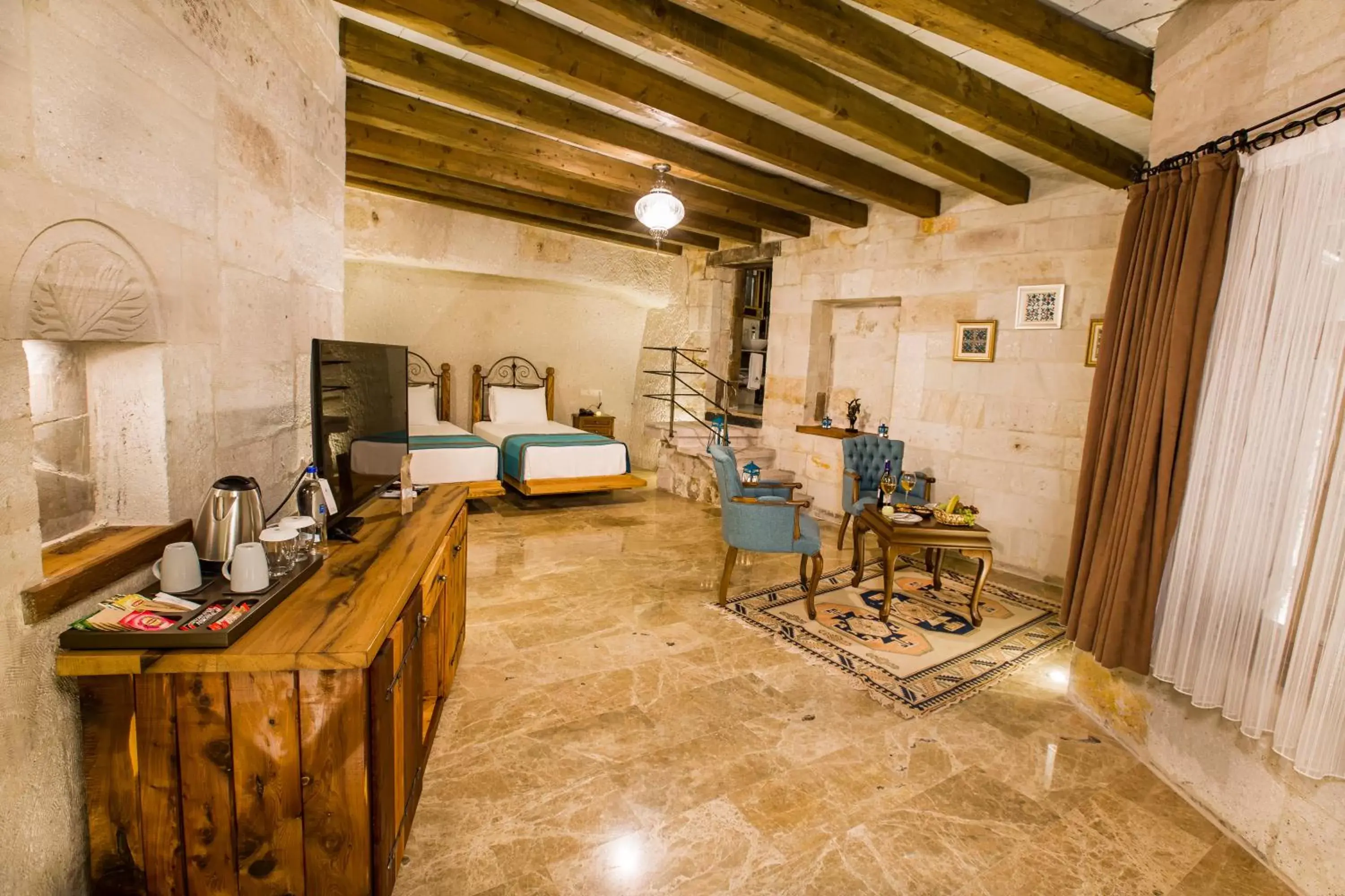 Photo of the whole room, Kitchen/Kitchenette in Imperial Cave Suites & Spa