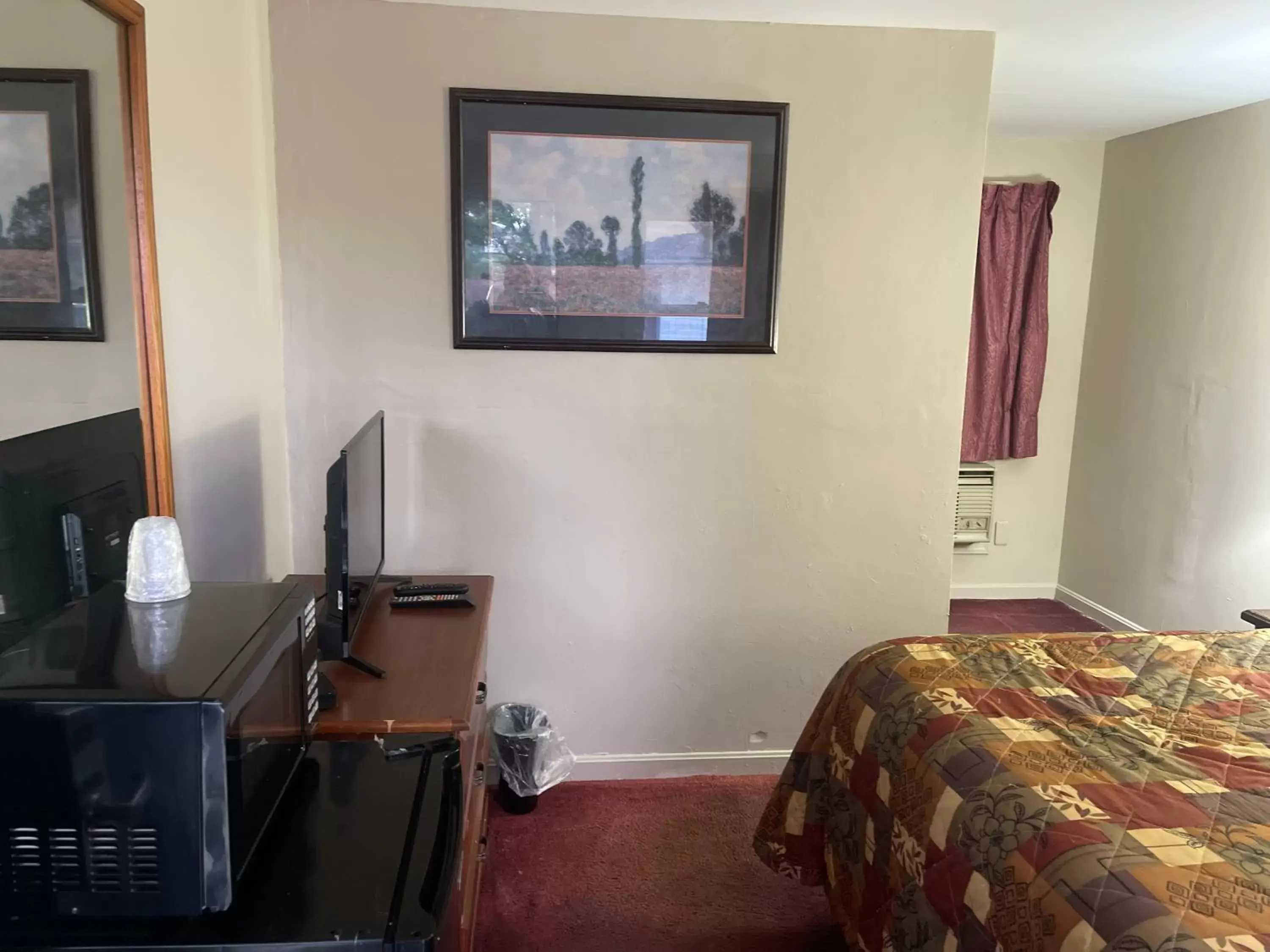 Bedroom, TV/Entertainment Center in Pennswoods Inn