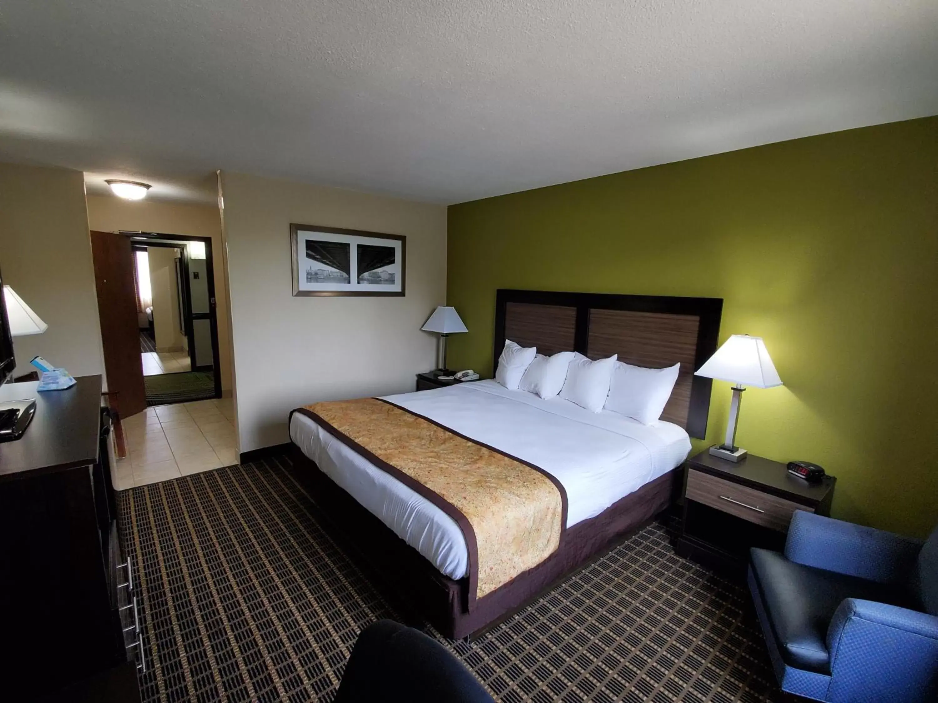 Photo of the whole room, Bed in Best Western Adena Inn