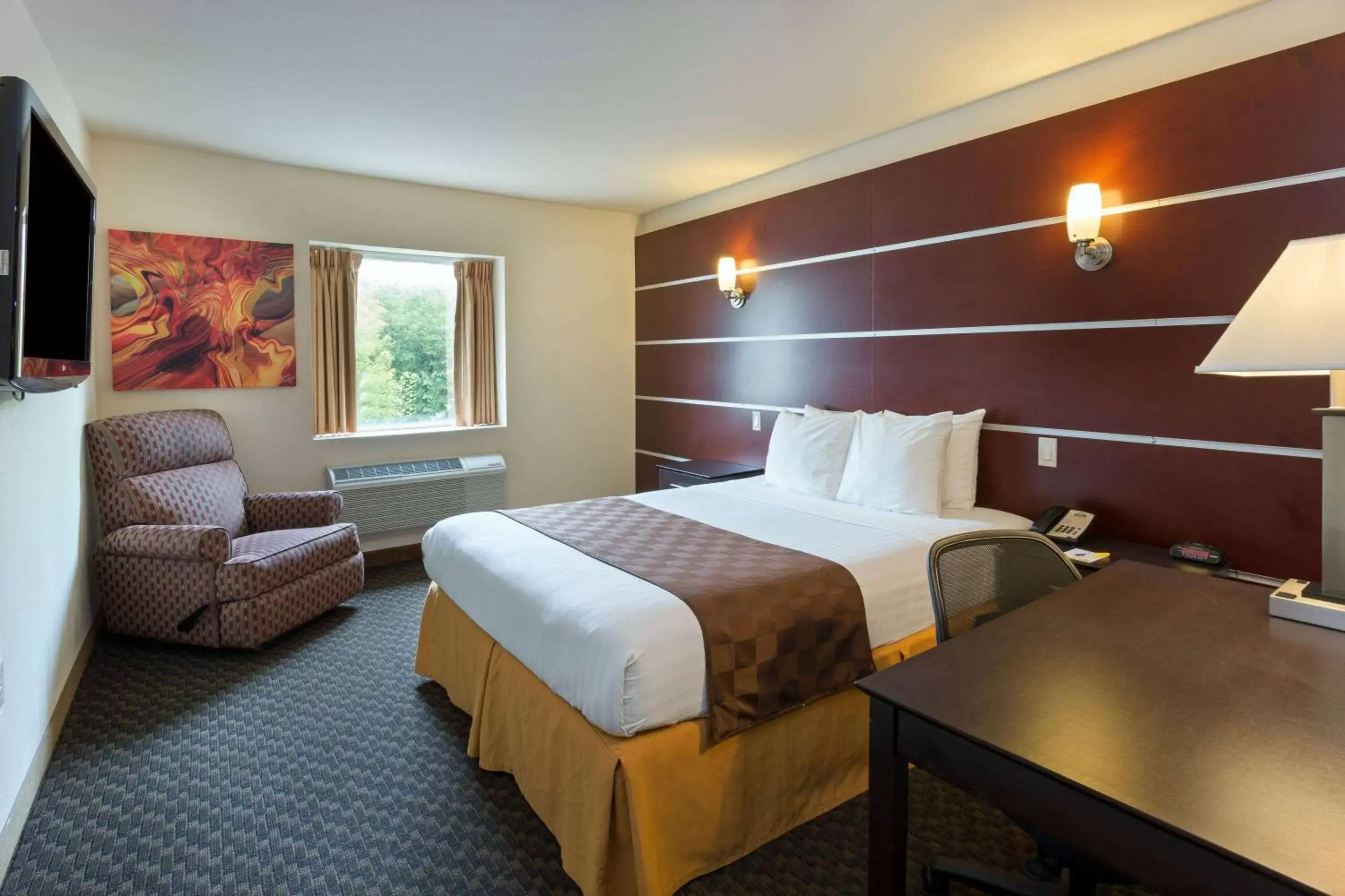 Photo of the whole room, Bed in Days Inn & Suites by Wyndham Milwaukee
