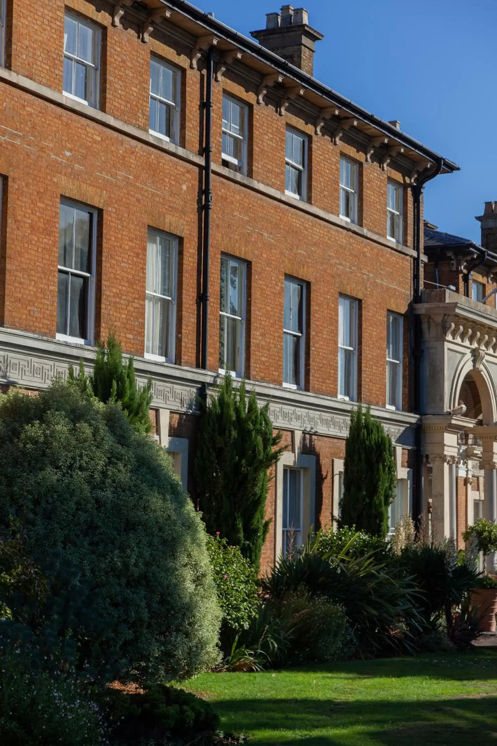 Facade/entrance, Property Building in Oatlands Park Hotel