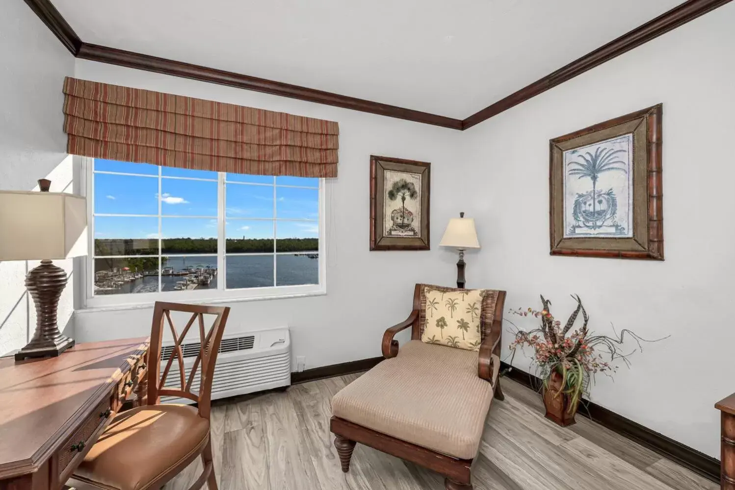 Living room, Seating Area in Bayfront Inn 5th Avenue