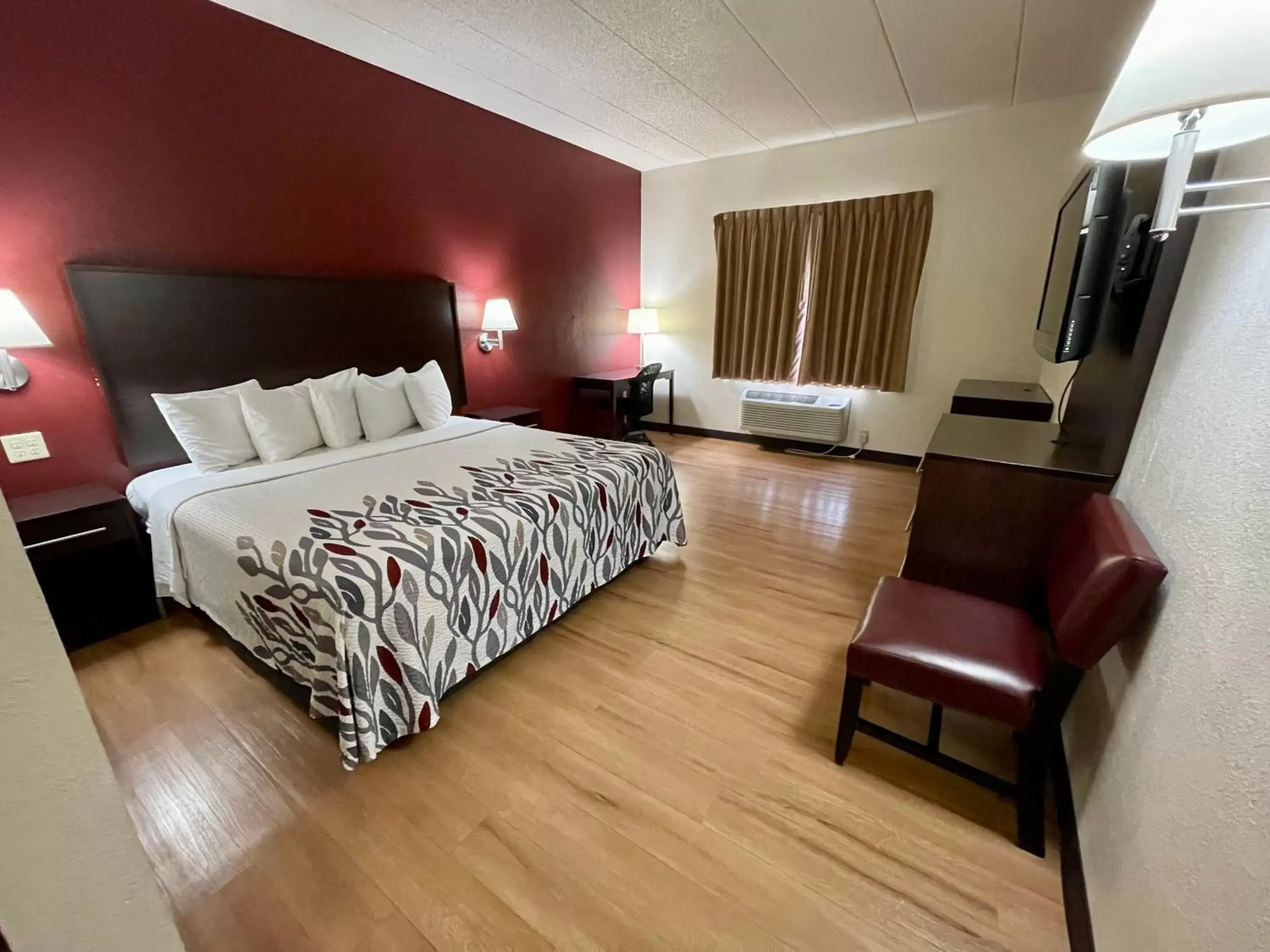 Photo of the whole room, Bed in Red Roof Inn Sandusky - Milan