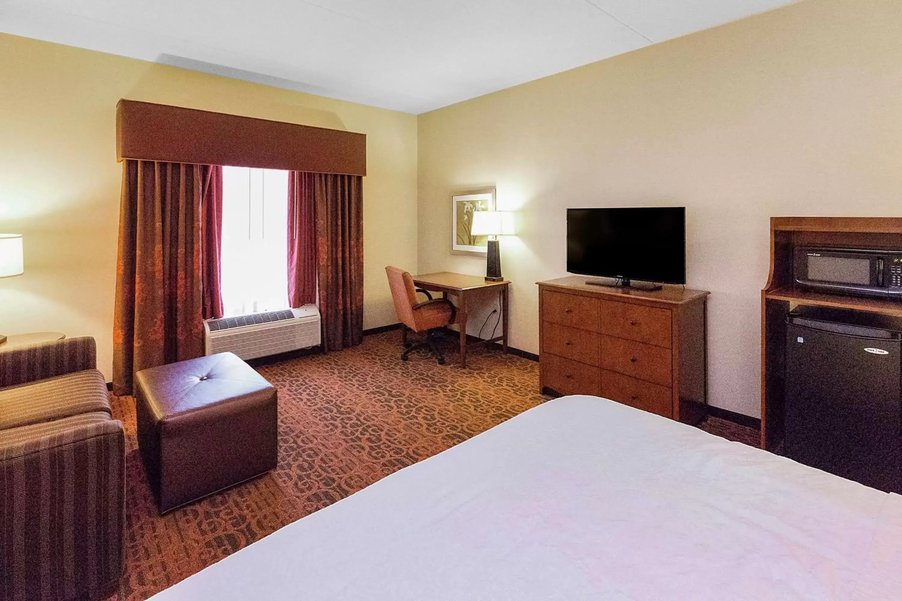 Bedroom, TV/Entertainment Center in Hampton Inn Waynesburg