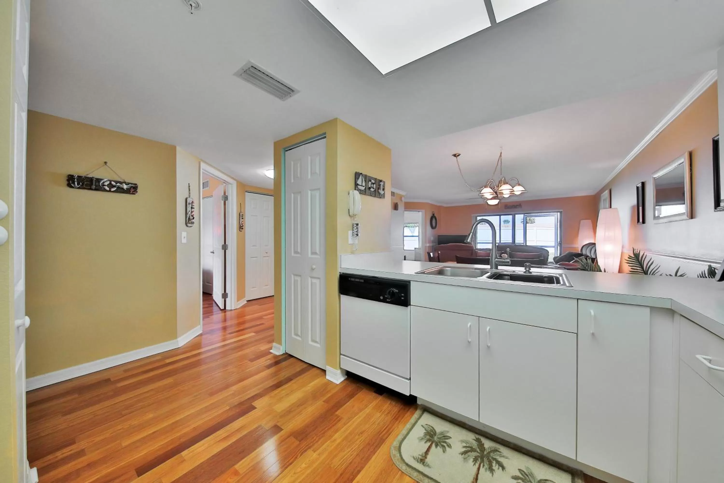 Kitchen/Kitchenette in Ocean Village L15