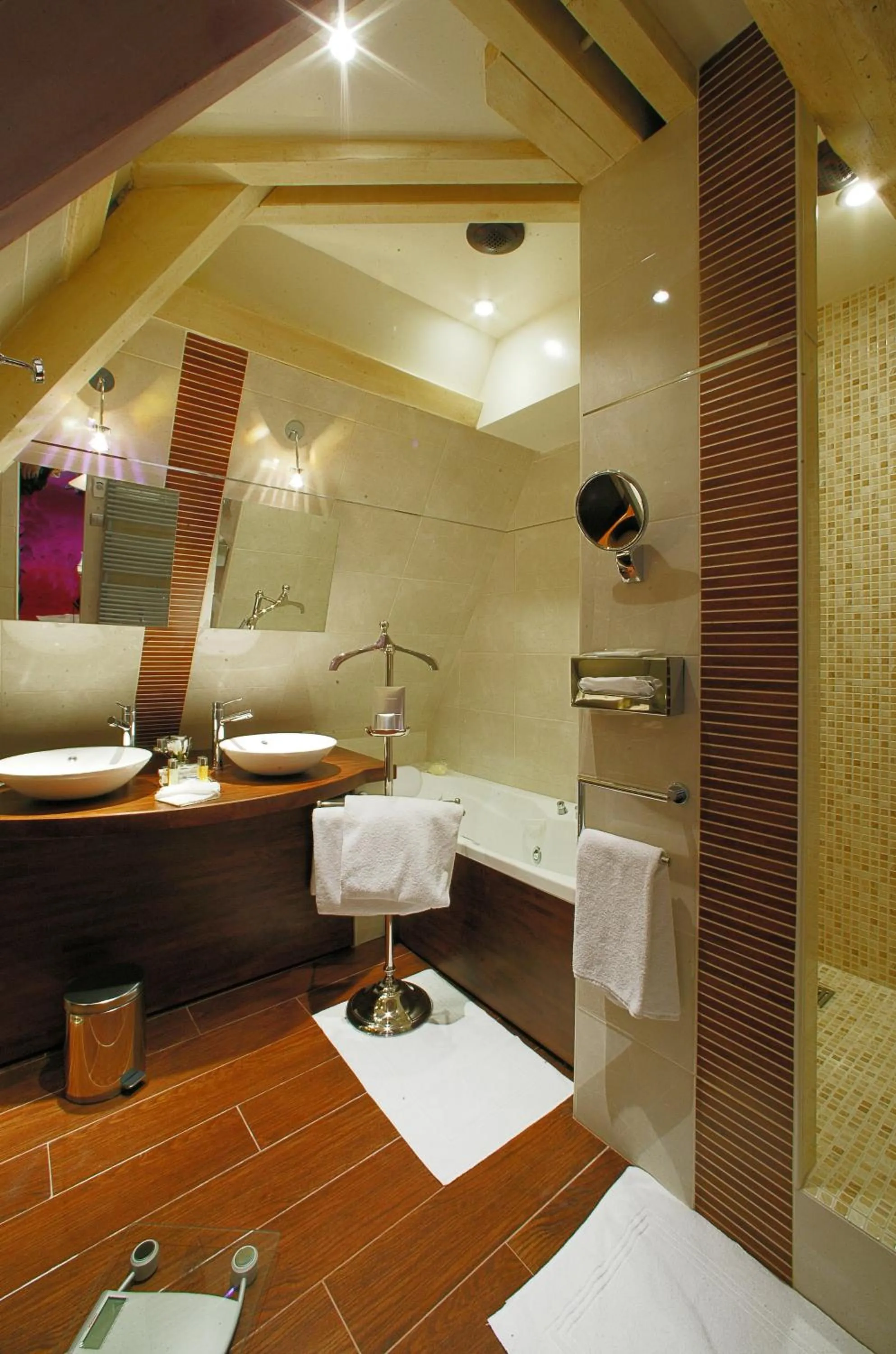 Bathroom, Bed in Clos La Boëtie &amp; Spa