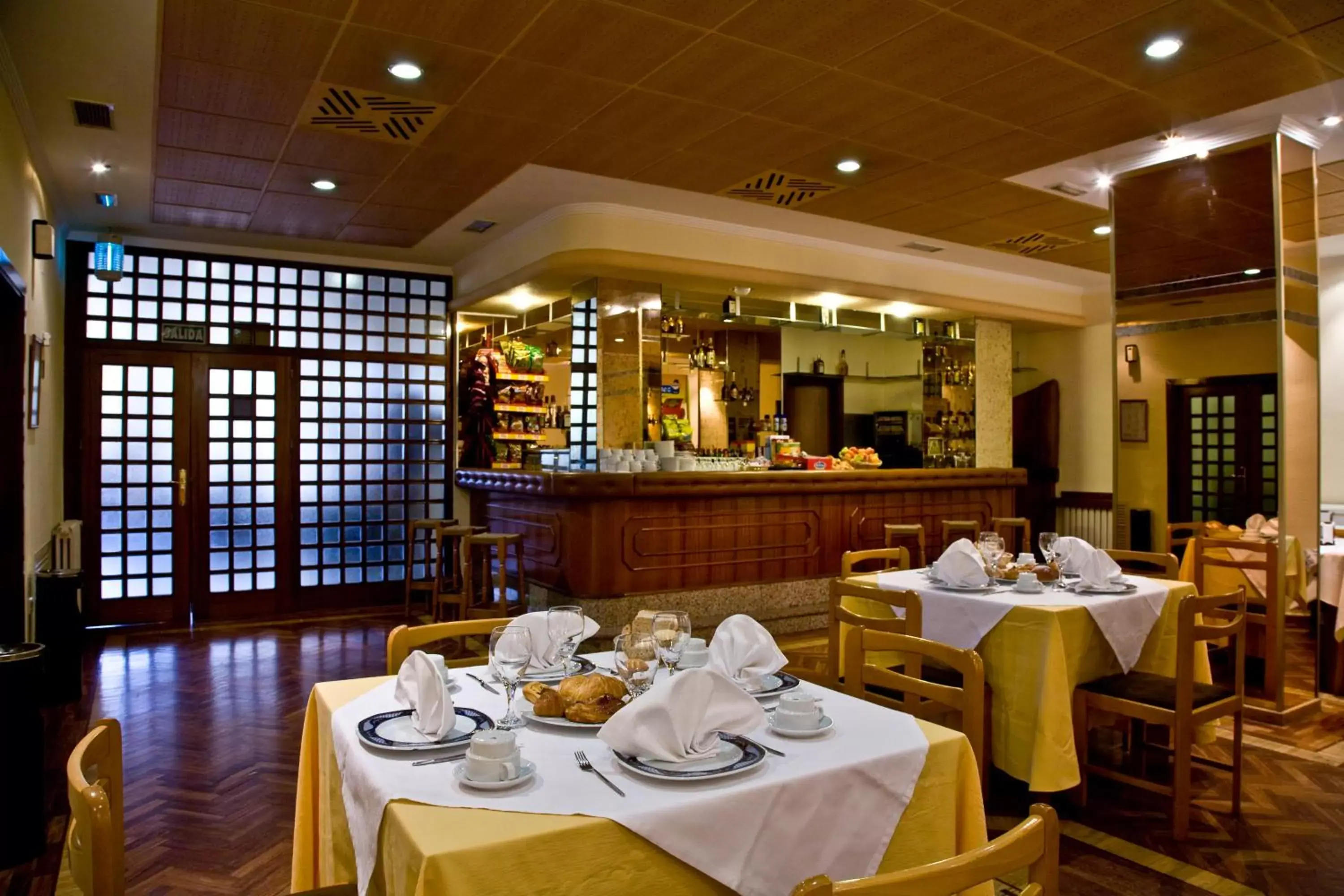 Lounge or bar, Restaurant/Places to Eat in Hotel Castilla