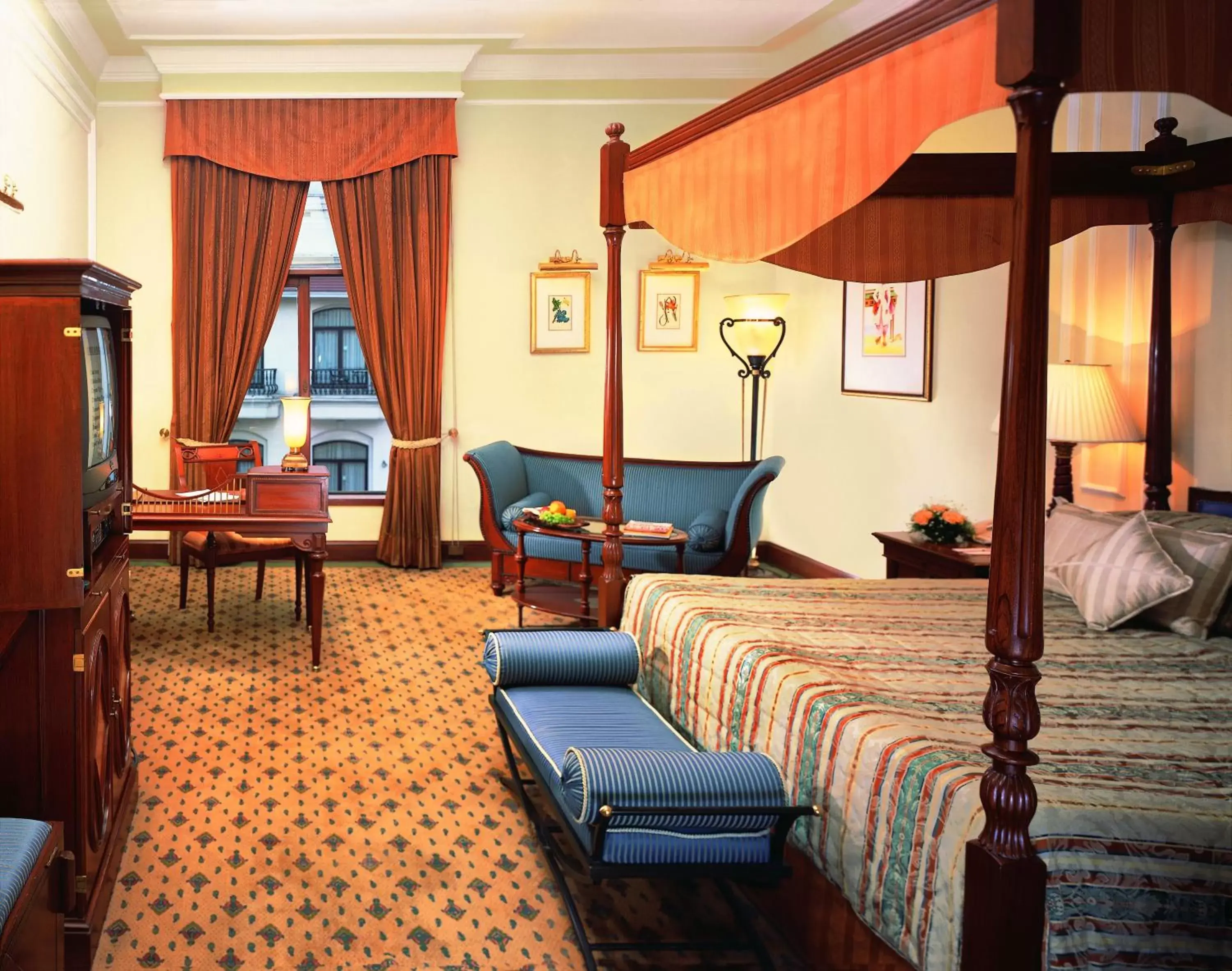 Bedroom, Seating Area in The Oberoi Grand Kolkata