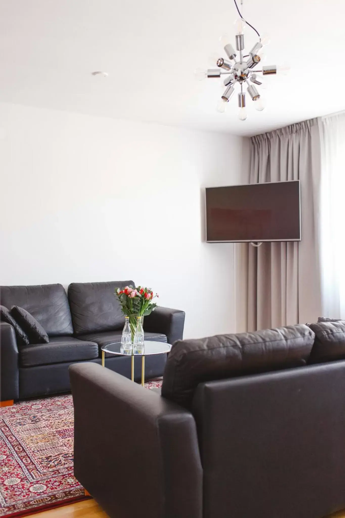 Coffee/tea facilities, Seating Area in Best Western Plaza Hotel