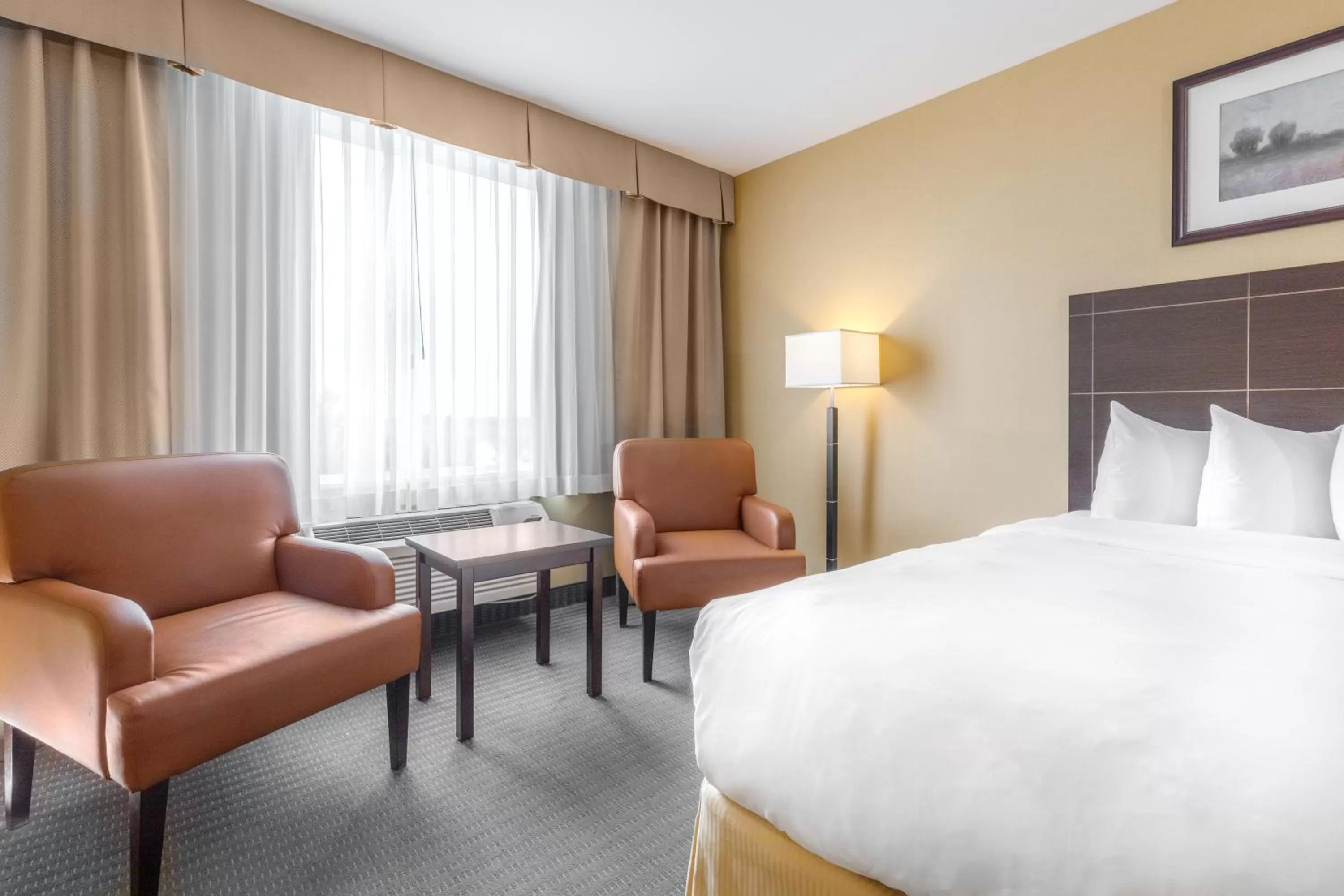 Bed in Quality Inn & Suites Victoriaville