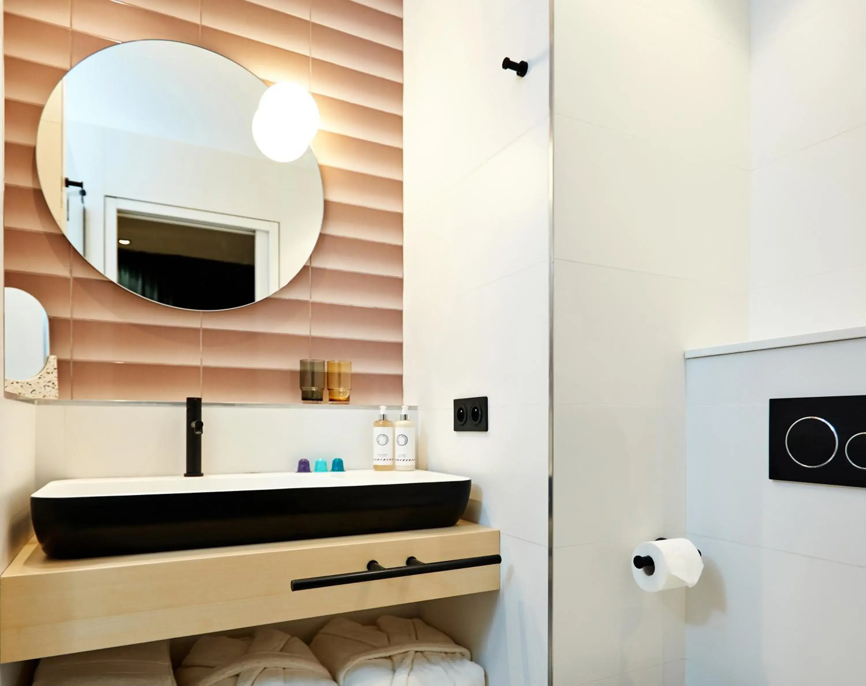 Shower, Bathroom in Hôtel Amoi Paris