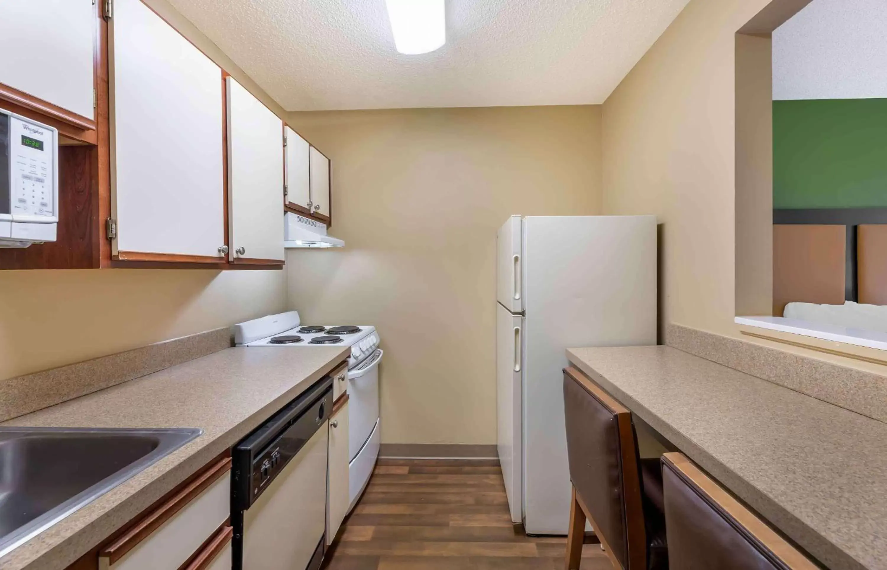 Bedroom, Kitchen/Kitchenette in Extended Stay America Select Suites - Detroit - Ann Arbor - University South