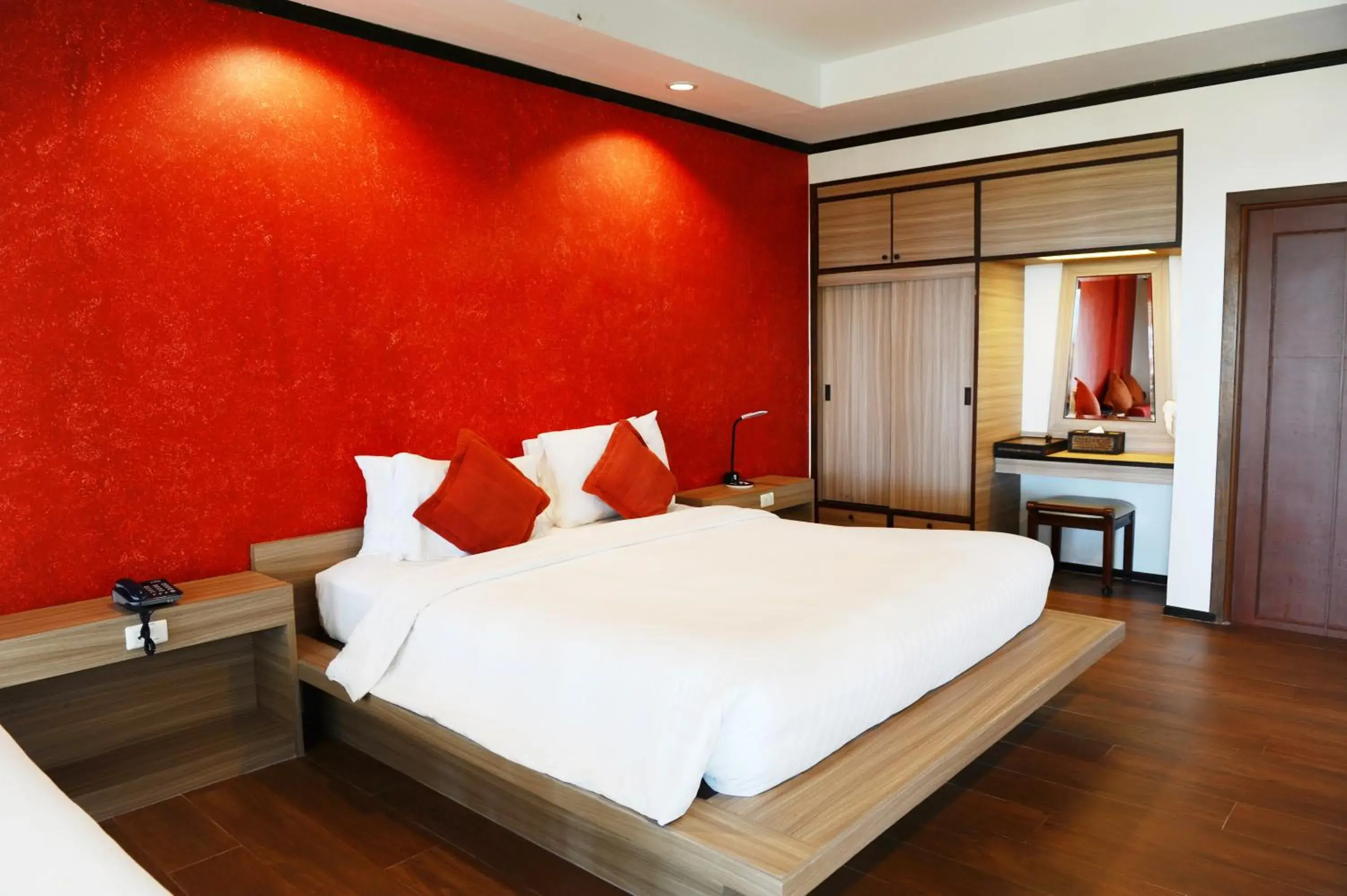Coffee/tea facilities, Bed in Lanta Sand Resort & Spa