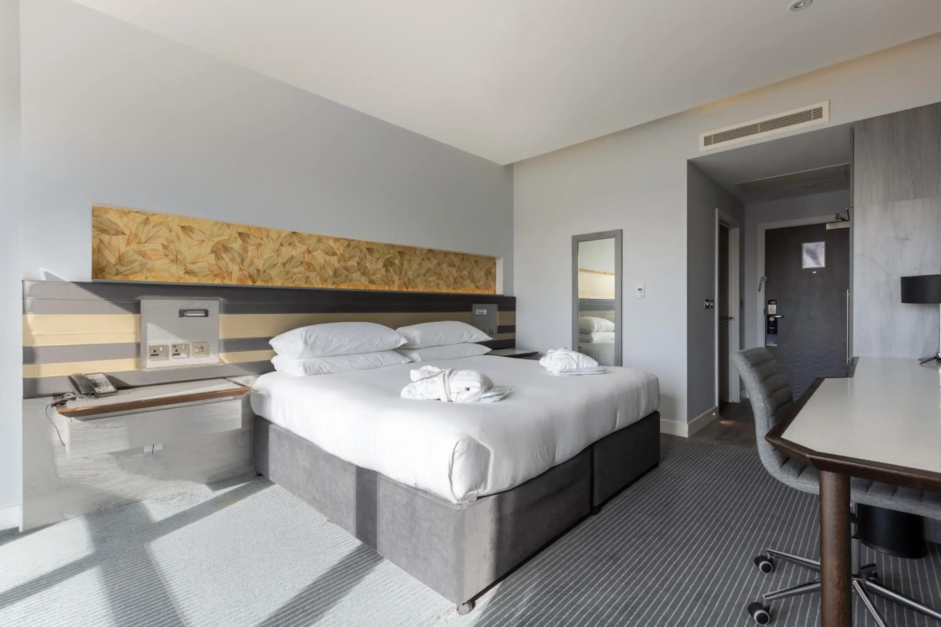 Photo of the whole room, Bed in DoubleTree by Hilton Edinburgh - Queensferry Crossing