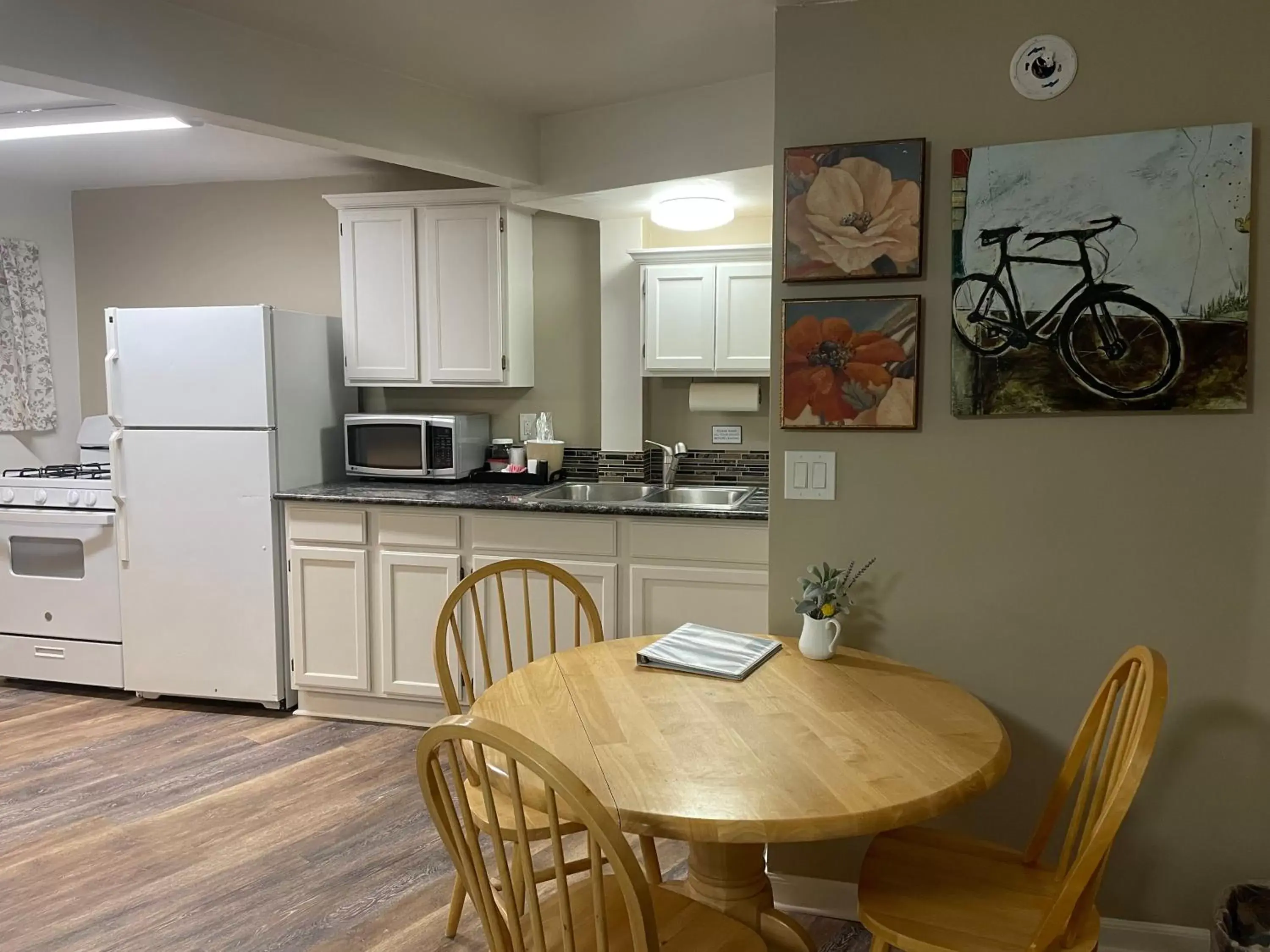 Kitchen/Kitchenette in Woodland Motel