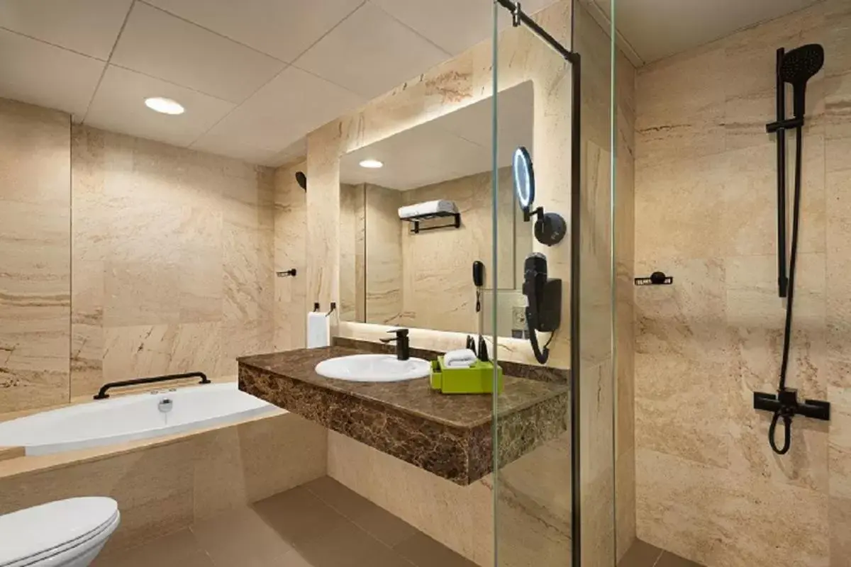 Bathroom in La Quinta by Wyndham Dubai Jumeirah