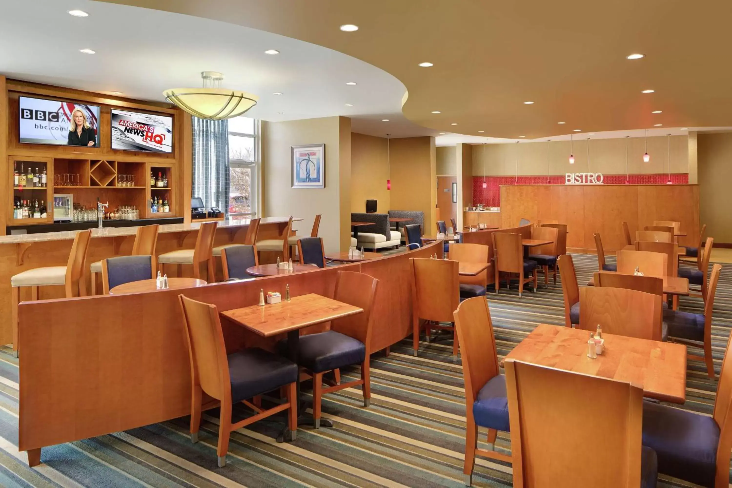 Lounge or bar, Restaurant/Places to Eat in DoubleTree Richmond Airport