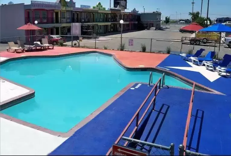 , Swimming Pool in The Big Texan Motel