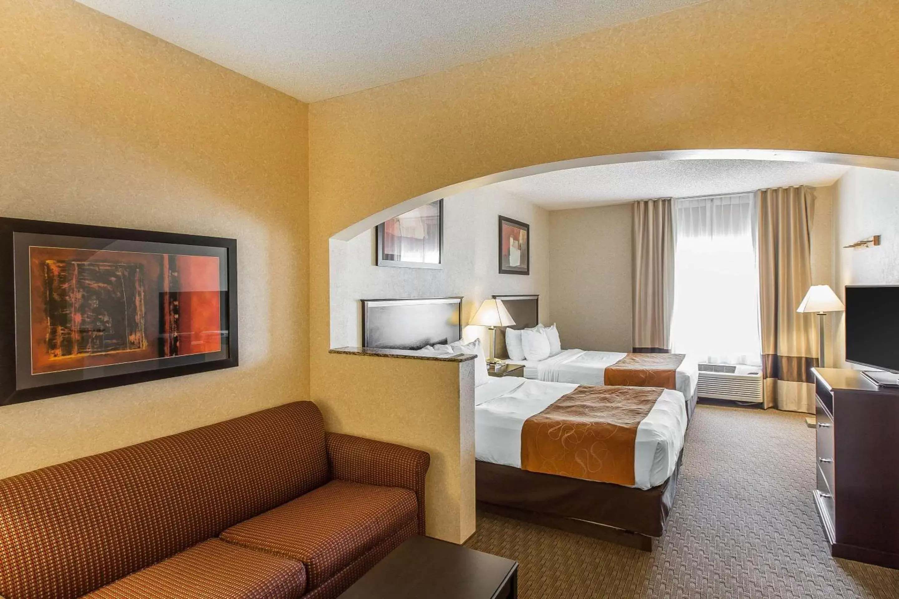 Photo of the whole room, Bed in Comfort Suites Summit County