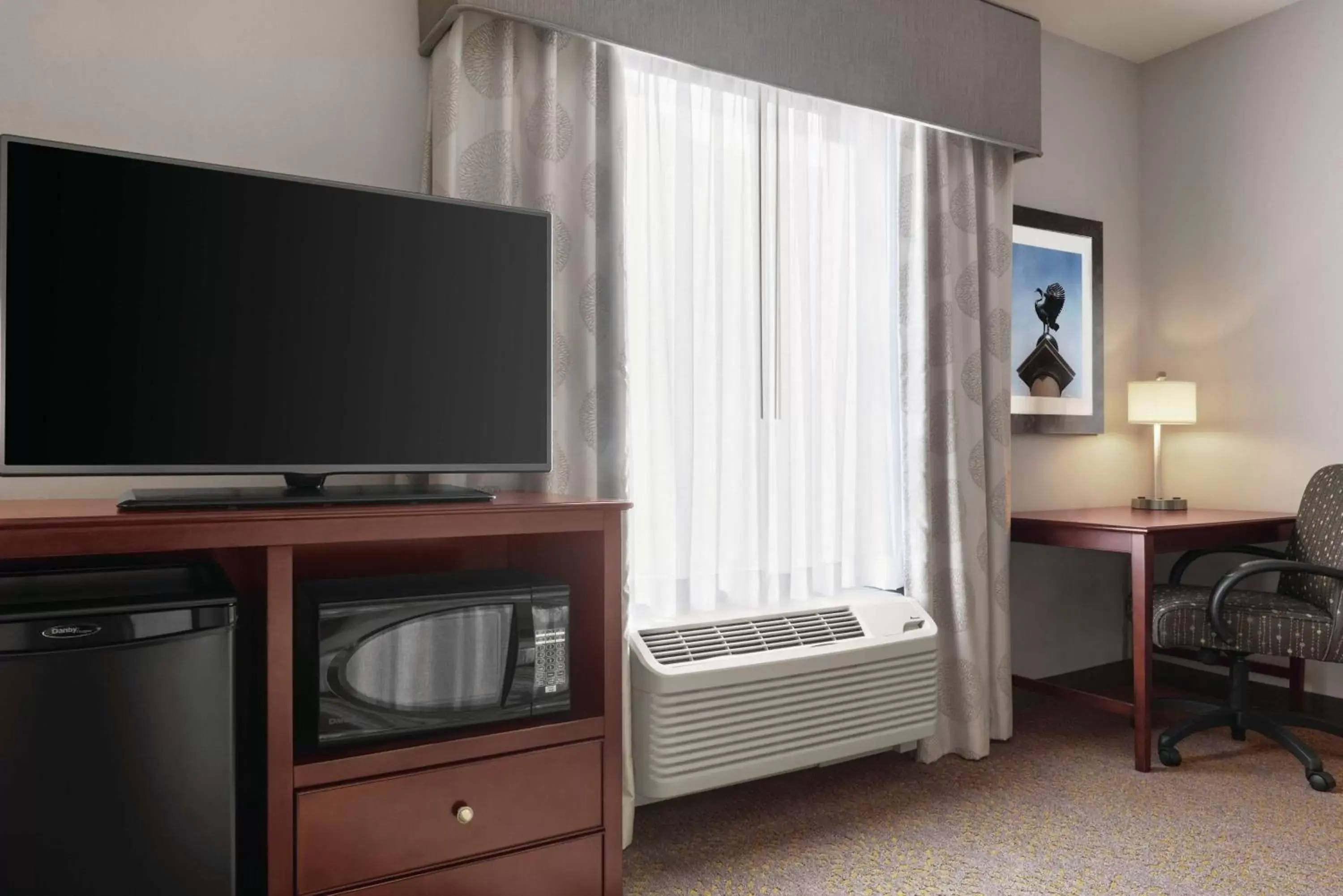 Bedroom, TV/Entertainment Center in Hampton Inn & Suites Mishawaka/South Bend at Heritage Square