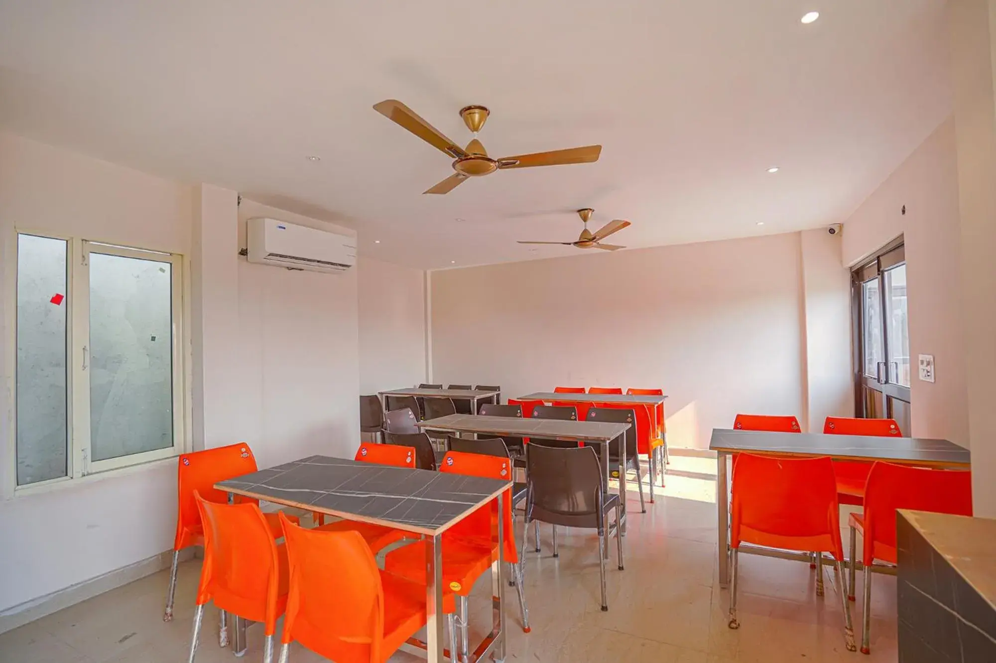 Restaurant/places to eat in FabHotel Prime Empire Restaurant/places to eat in FabHotel Prime Empire