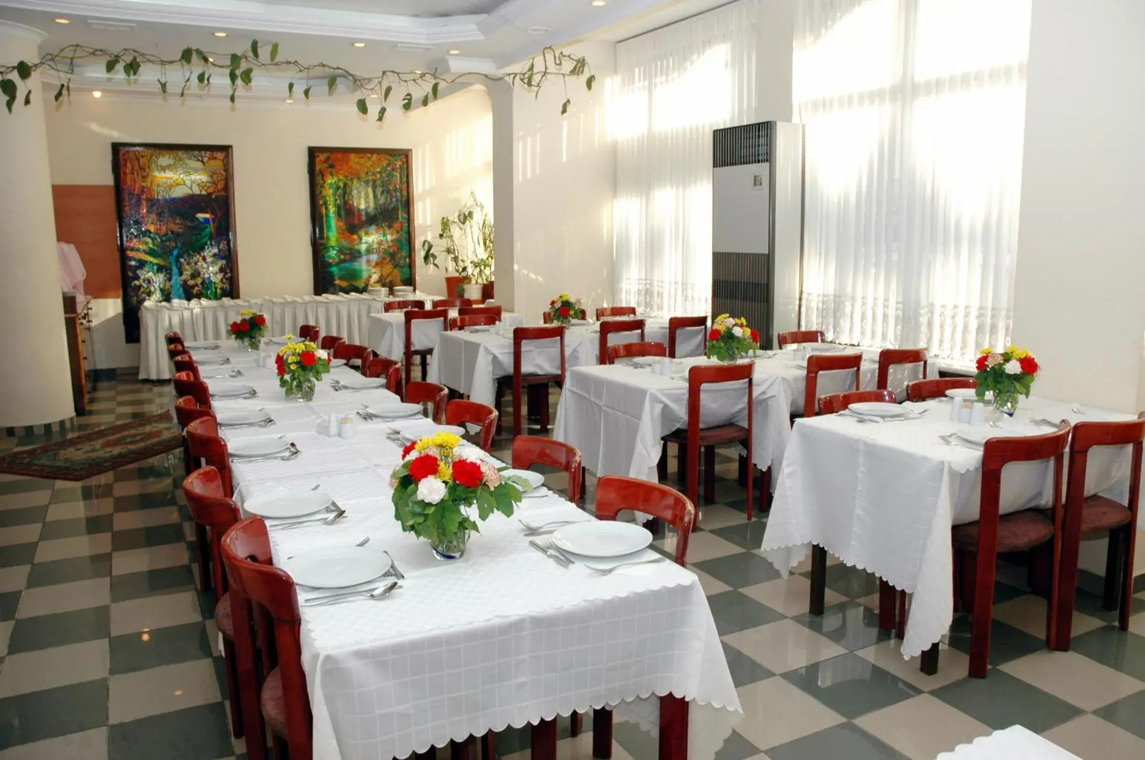 Restaurant/Places to Eat in Avlonya Hotel