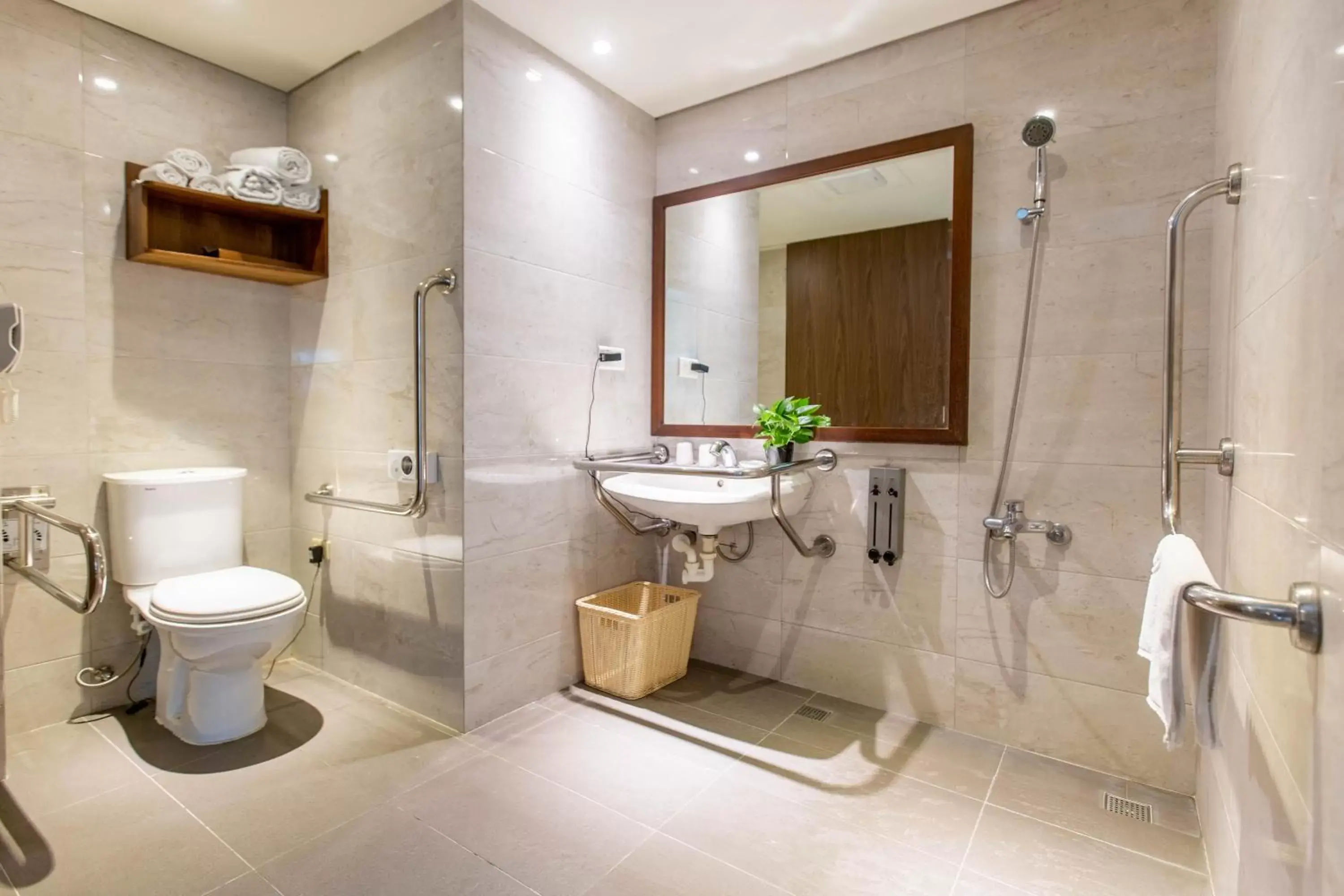 Shower, Bathroom in Jia Hsin Garden Hotel