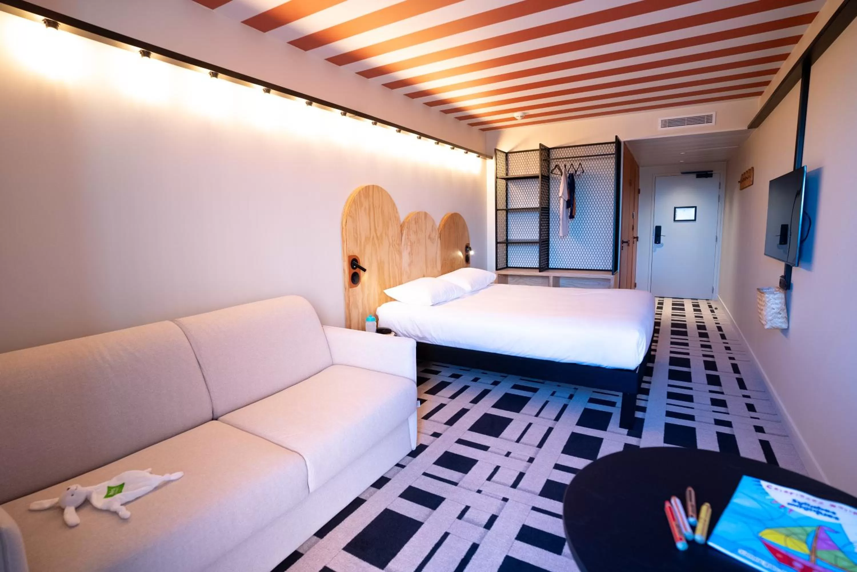 Bedroom, Bed in ibis Styles Montauban