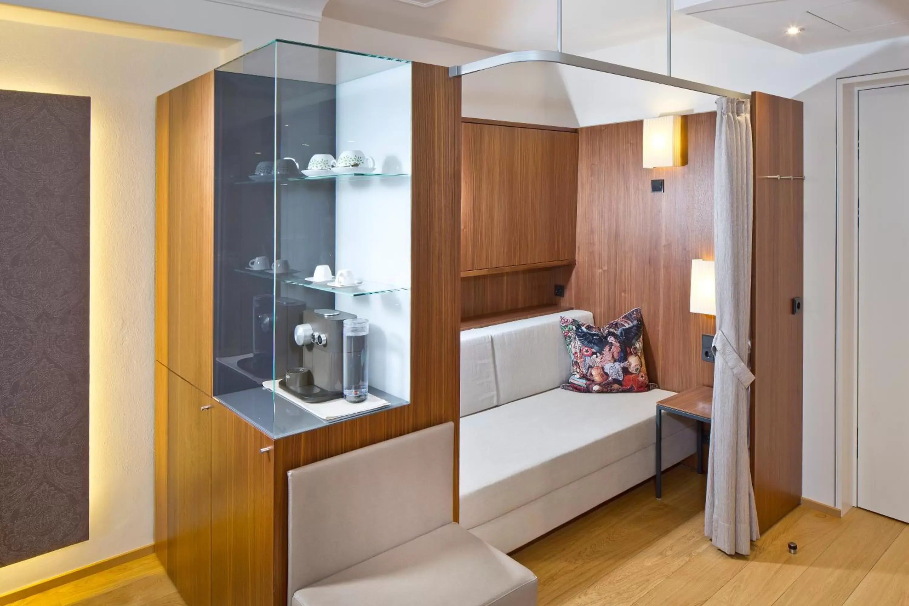 Coffee/tea facilities, Bed in Hotel Maximilian - Stadthaus Penz Coffee/tea facilities, Bed in Hotel Maximilian - Stadthaus Penz