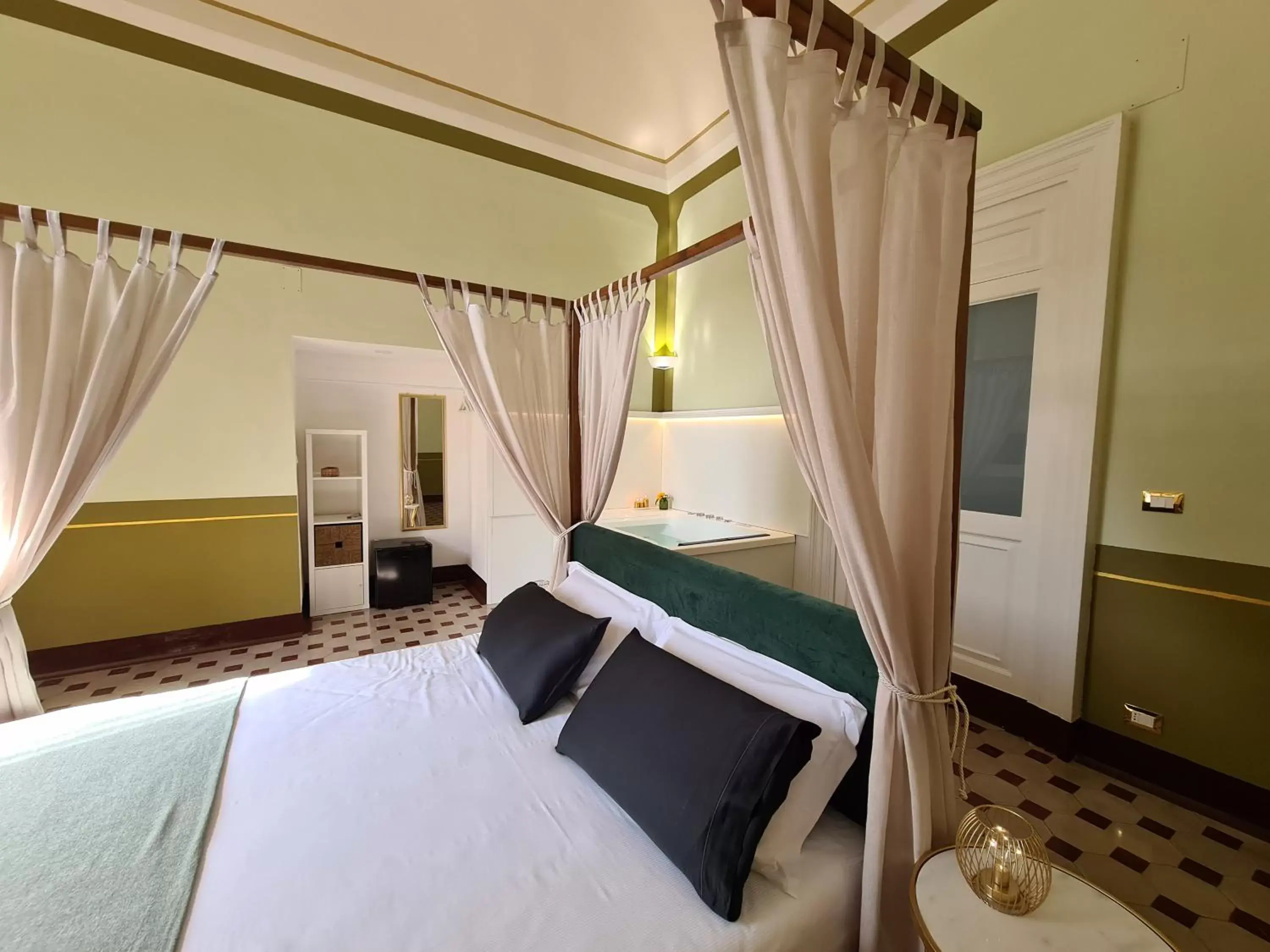 Bed in Toscano Palace Luxury Rooms Catania
