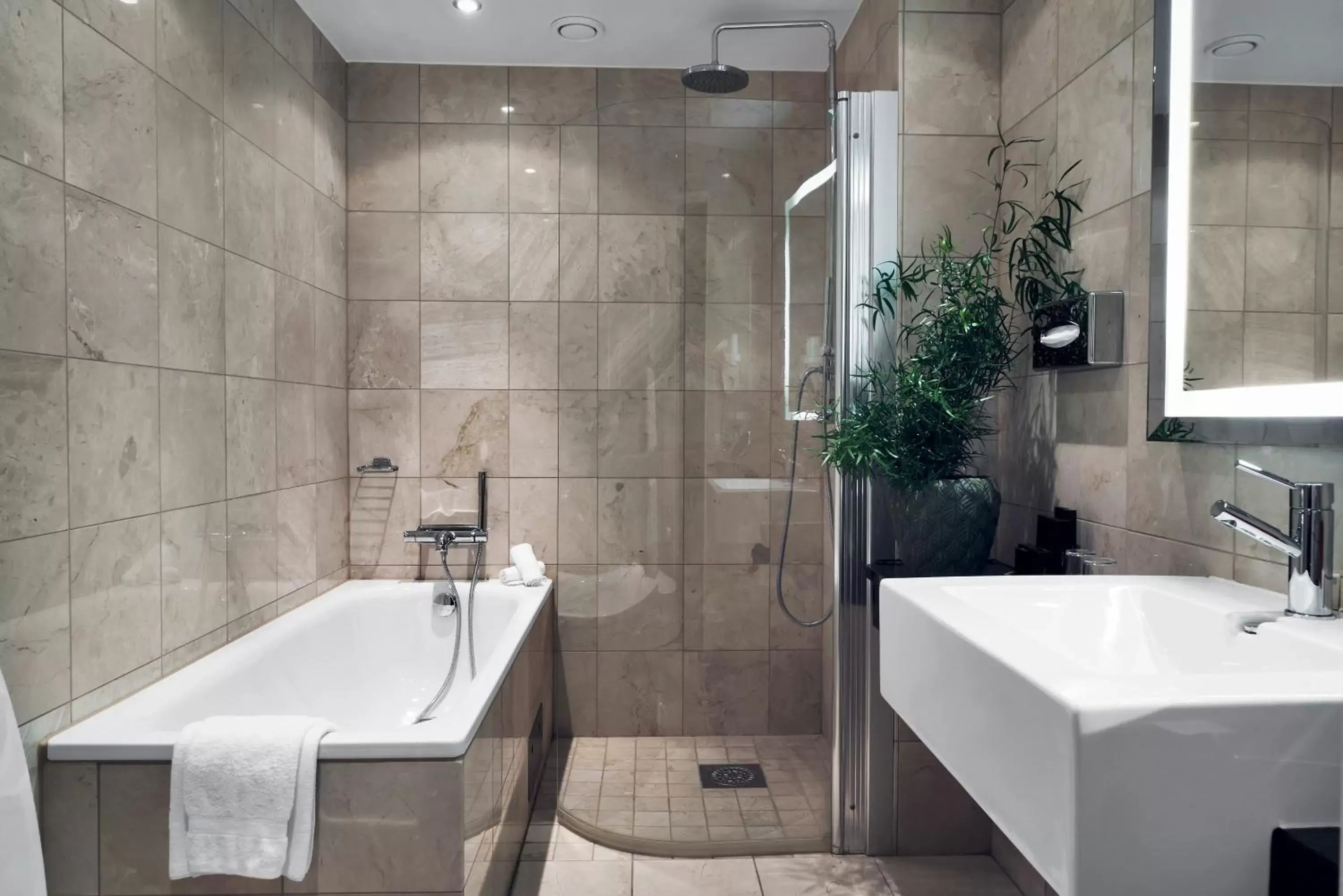 Shower, Bathroom in Elite Hotel Marina Tower