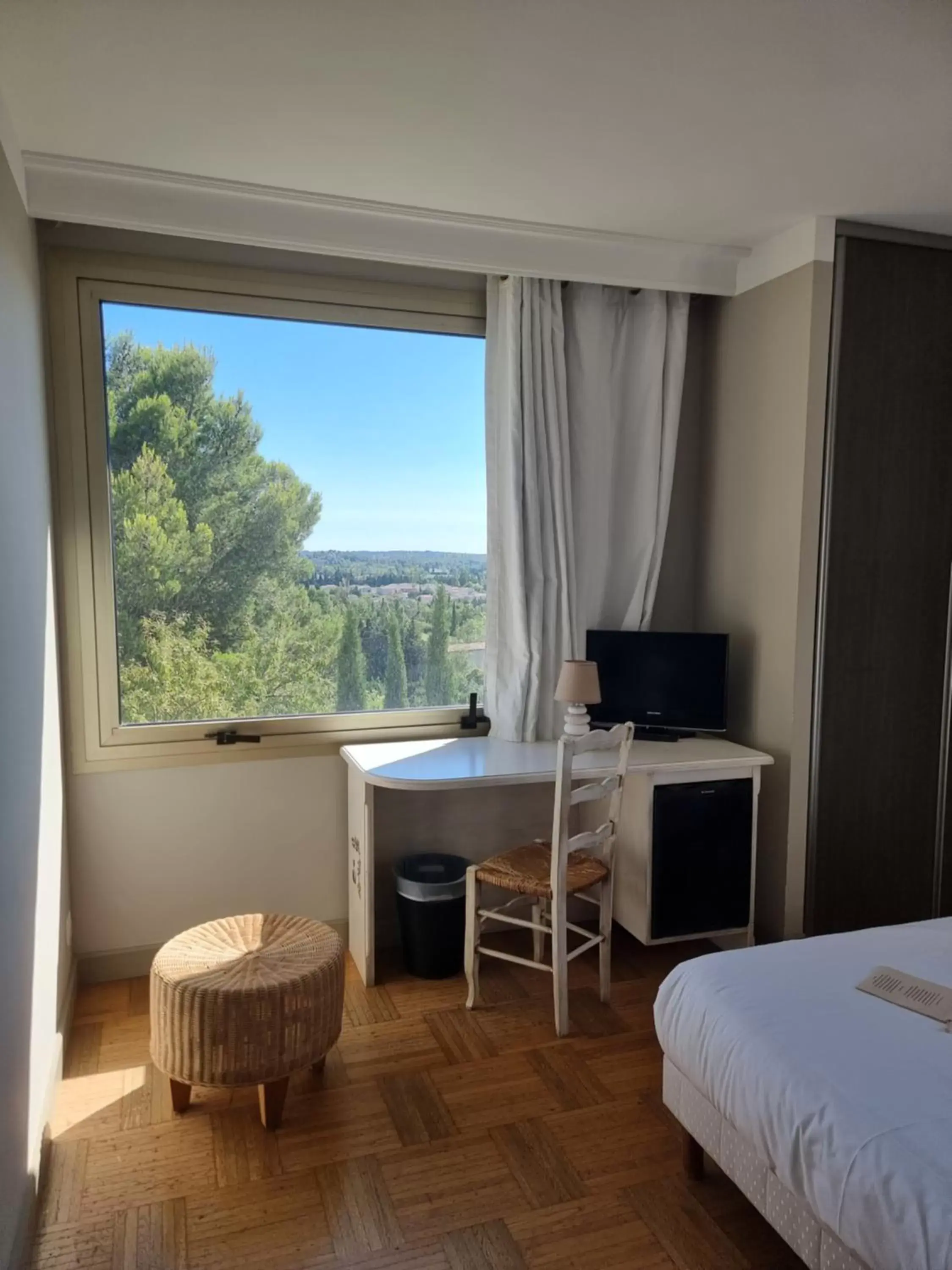 View (from property/room), TV/Entertainment Center in Castillon Des Baux