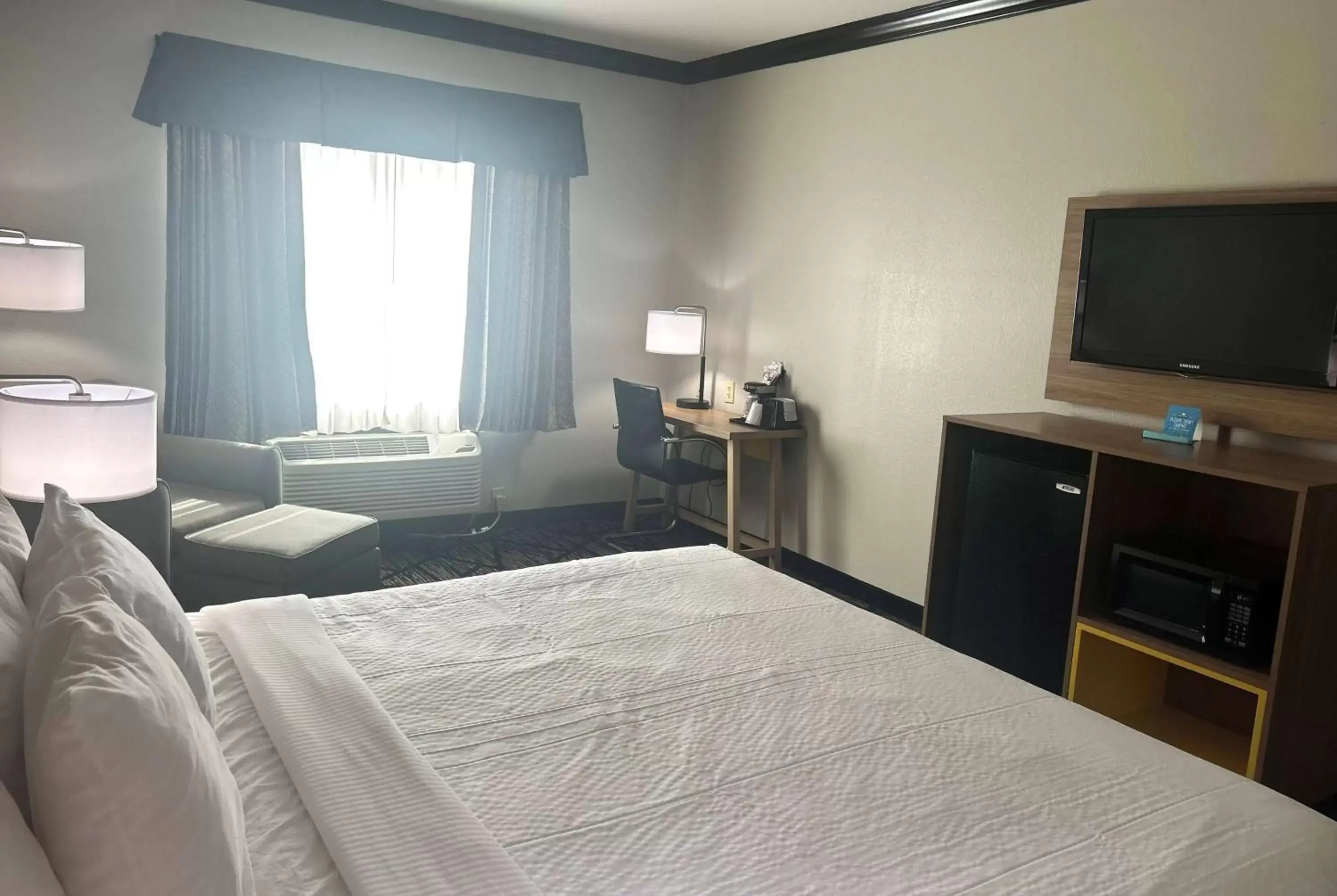 Photo of the whole room, Bed in Days Inn by Wyndham Baton Rouge I-10