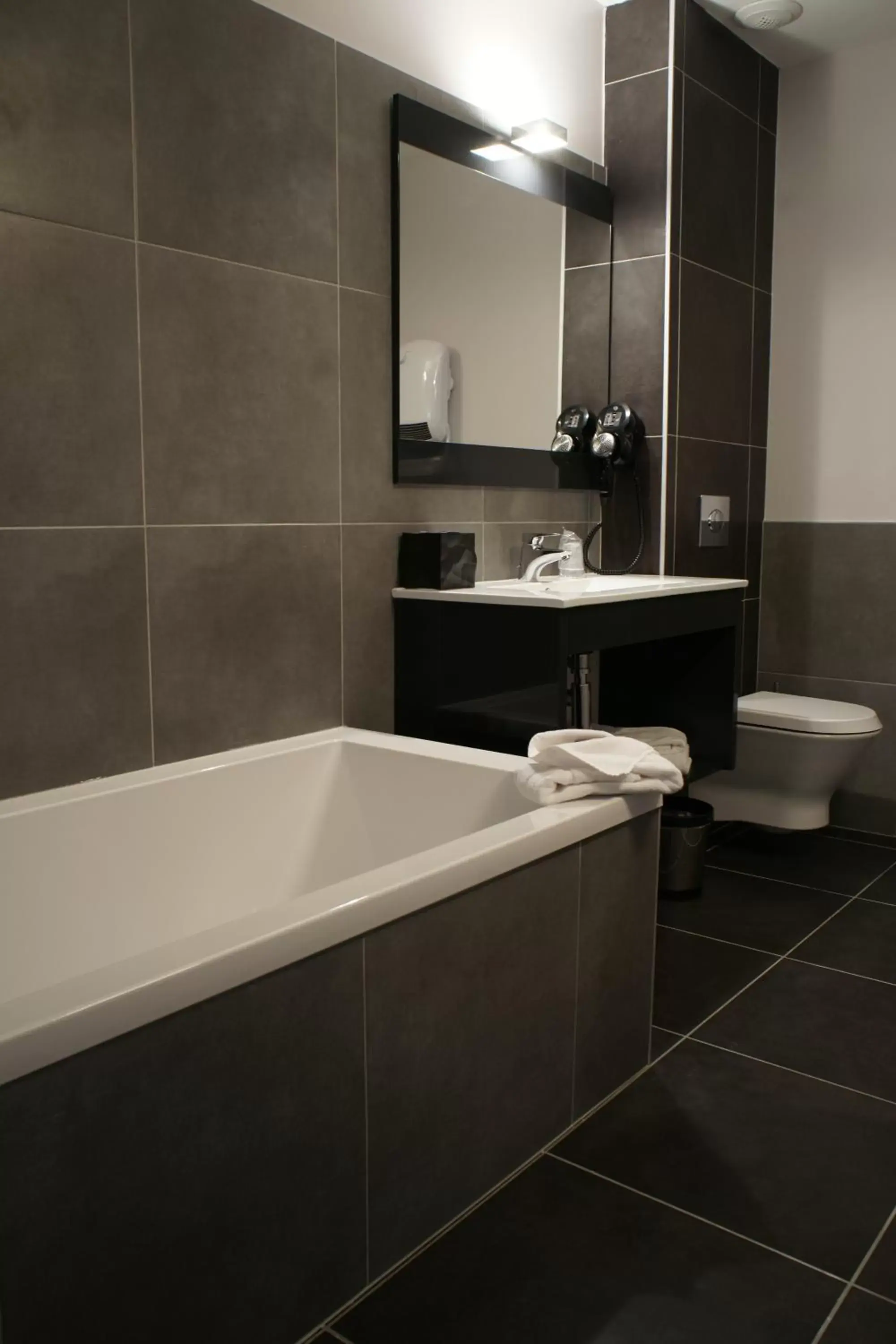 Bathroom in The Originals Boutique, Hôtel La Grange, Niort (Qualys-Hotel)