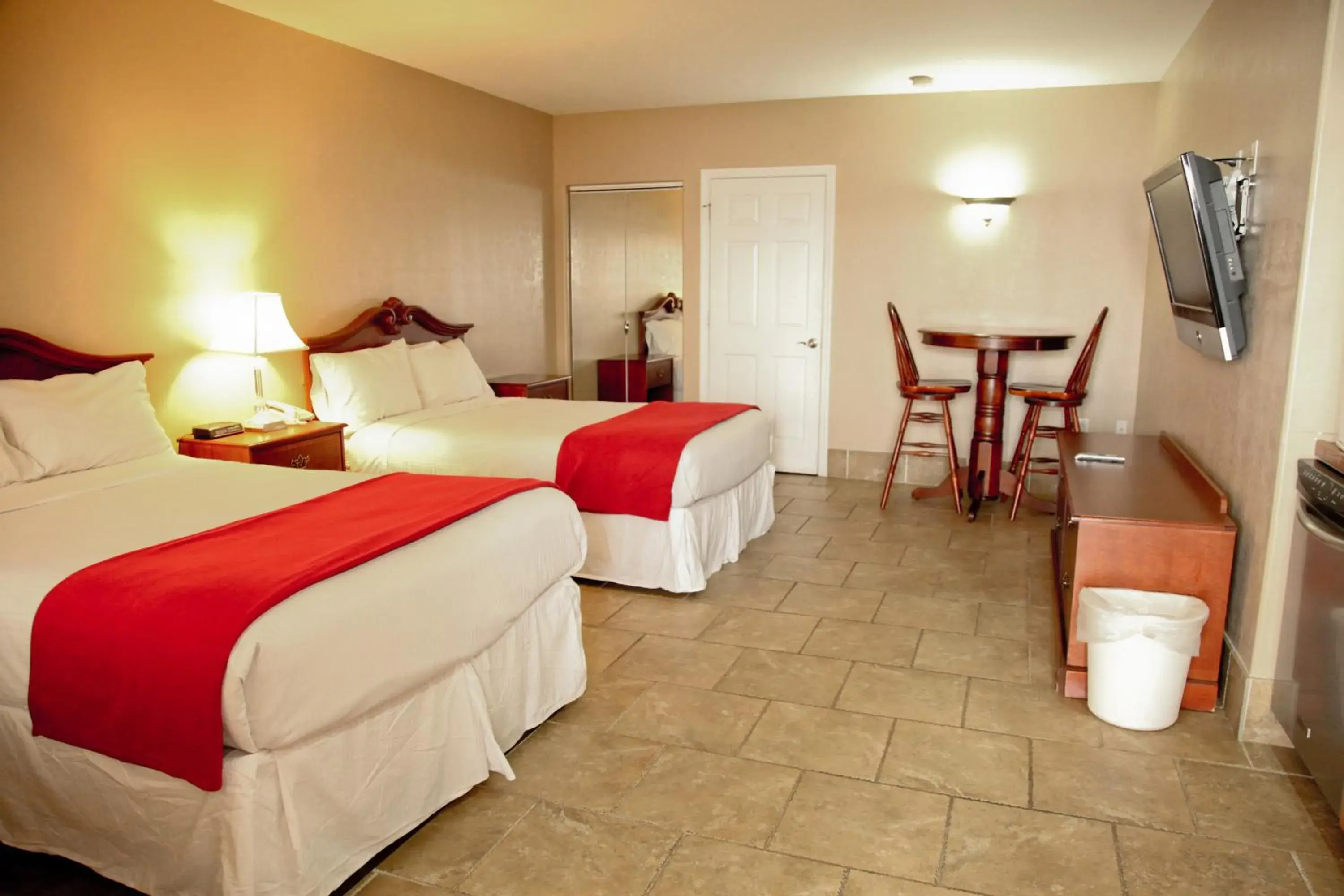 Photo of the whole room, Bed in Lake Grassy Inn & Suites Photo of the whole room, Bed in Lake Grassy Inn & Suites