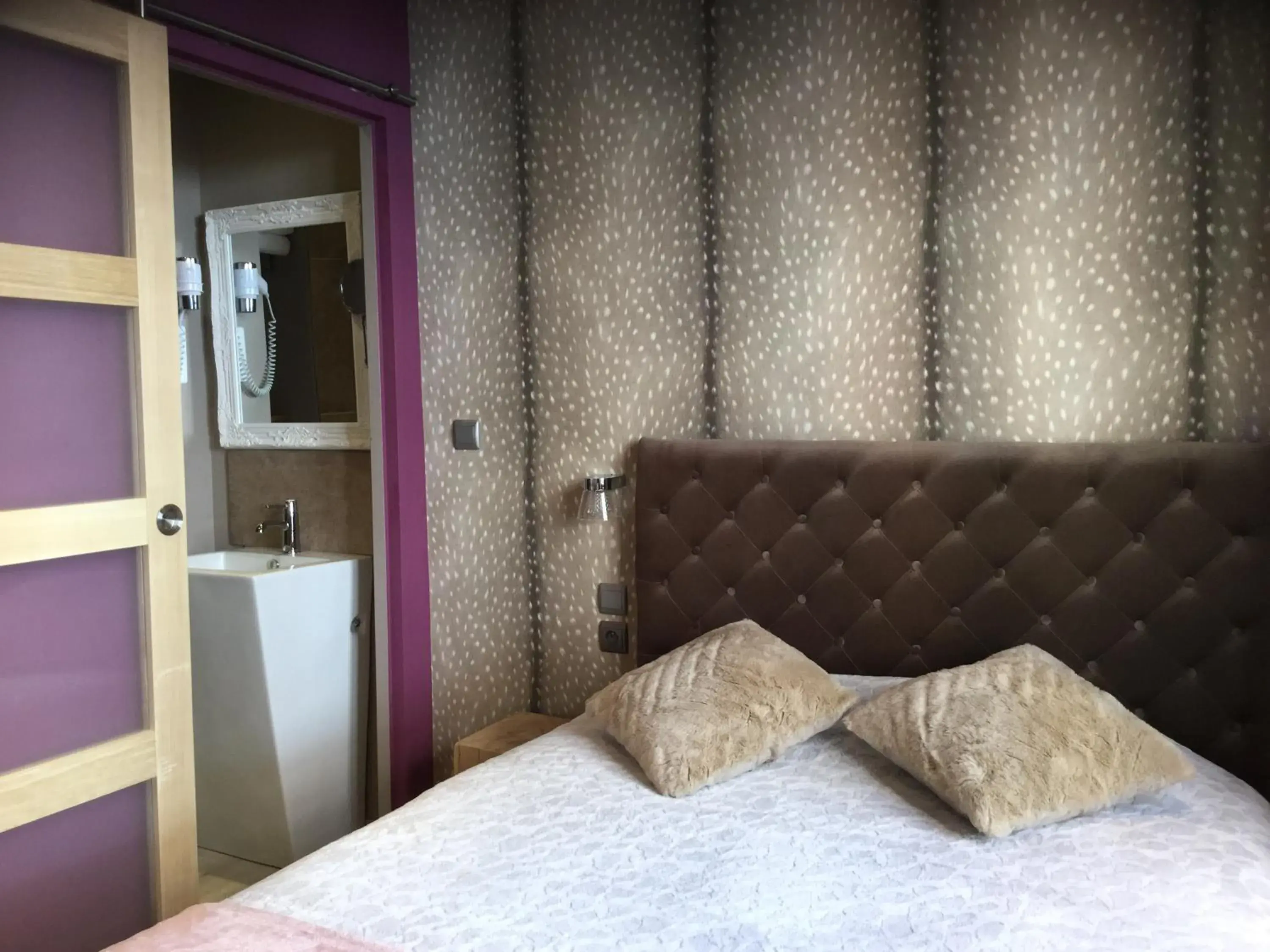 Economy Double Room "+" in Hôtel du Commerce Economy Double Room "+" in Hôtel du Commerce