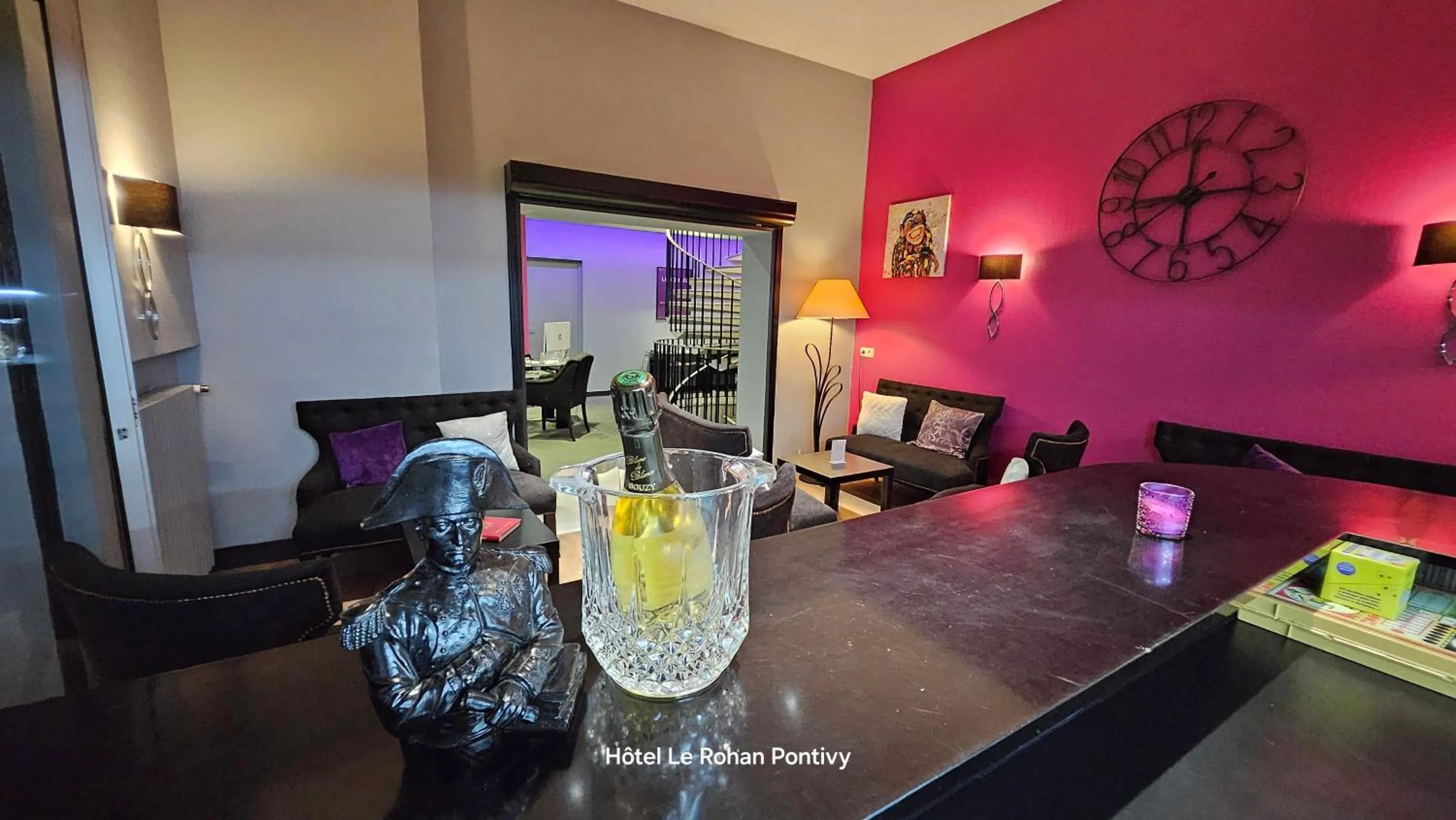 Lounge or bar in Hôtel Le Rohan Charme et Caractère