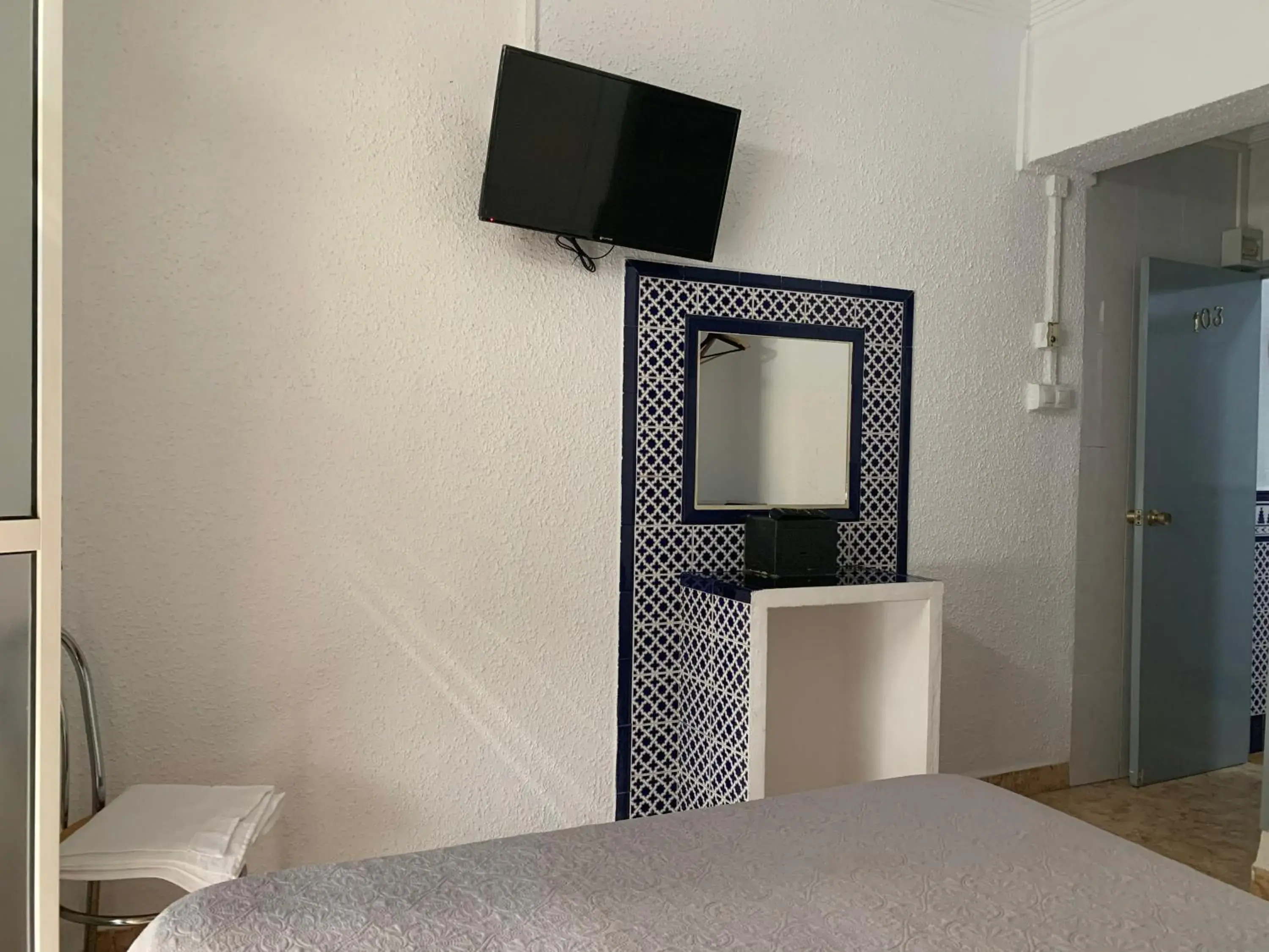 Bedroom, TV/Entertainment Center in Hostal Alcobia