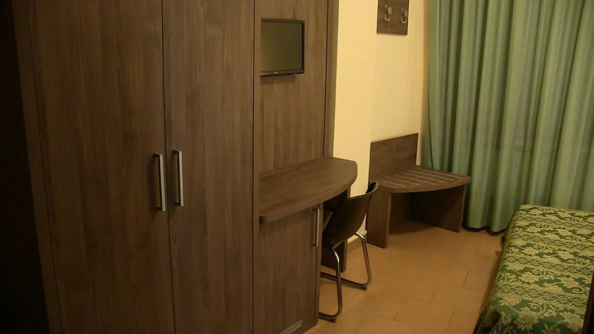 Bedroom, TV/Entertainment Center in Hotel Due Pini