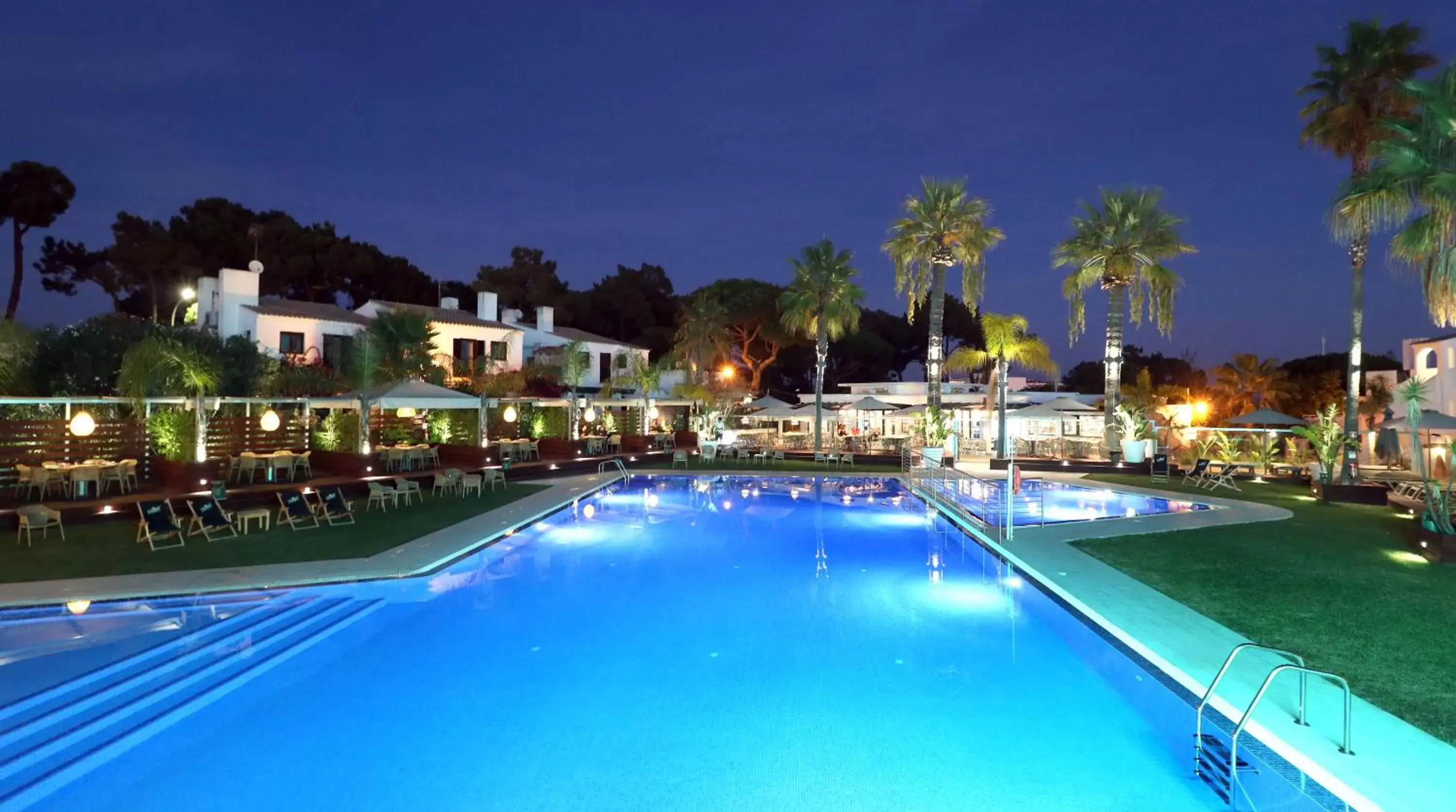 Swimming Pool in Apartamentos Honorio - Pool and Garden