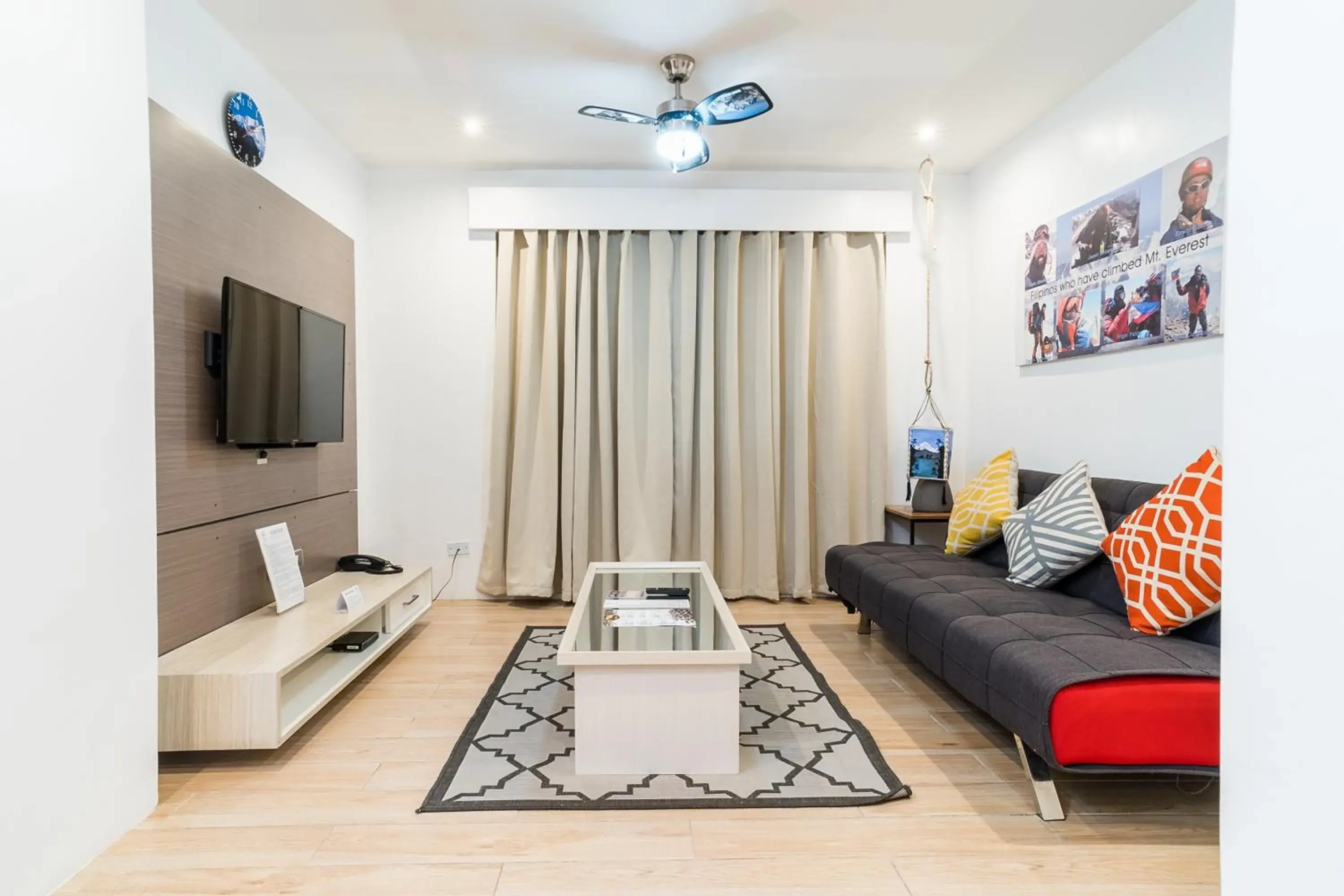 Living room, Seating Area in Heroes Hotel