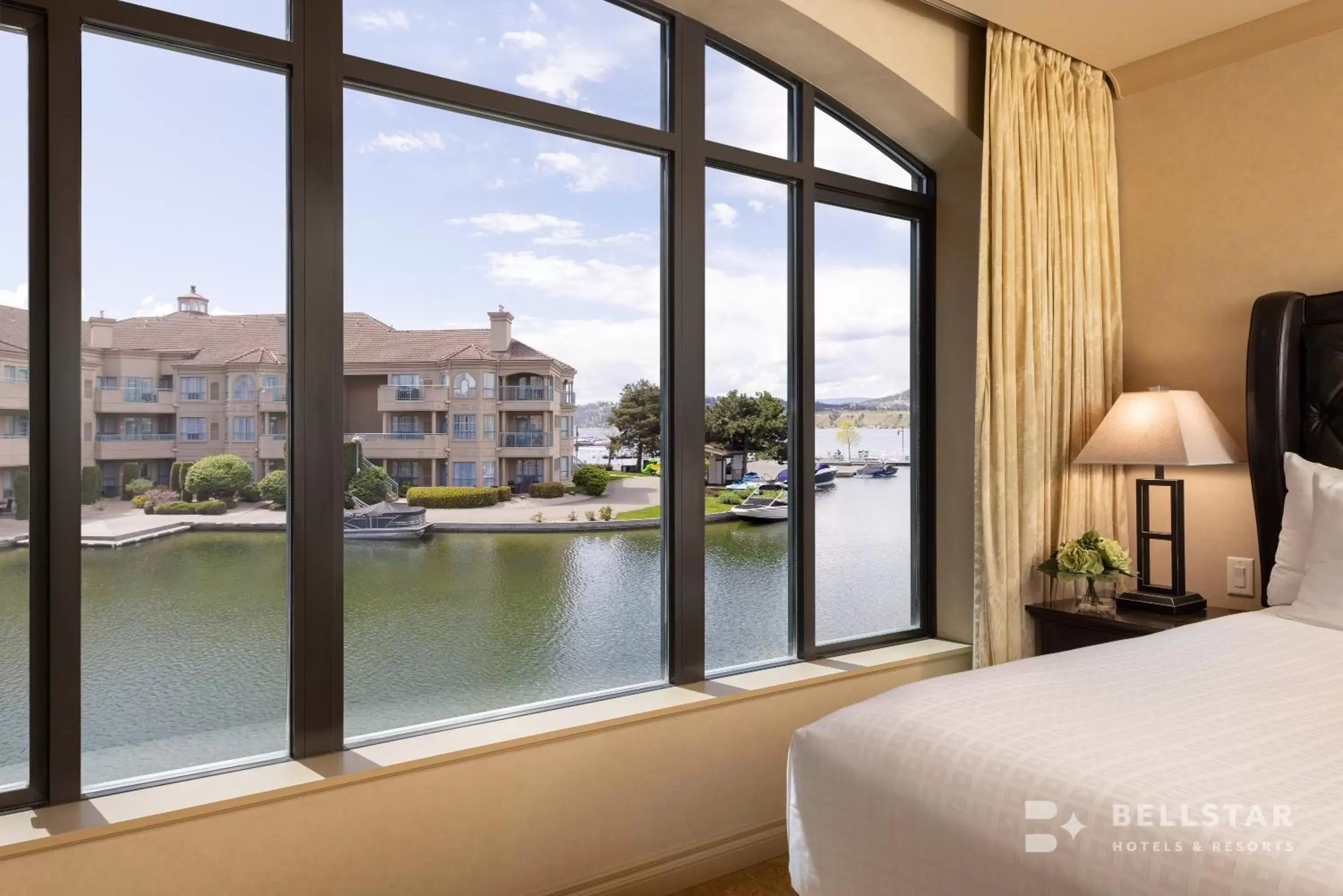 Bedroom in The Royal Kelowna - Bellstar Hotels & Resorts