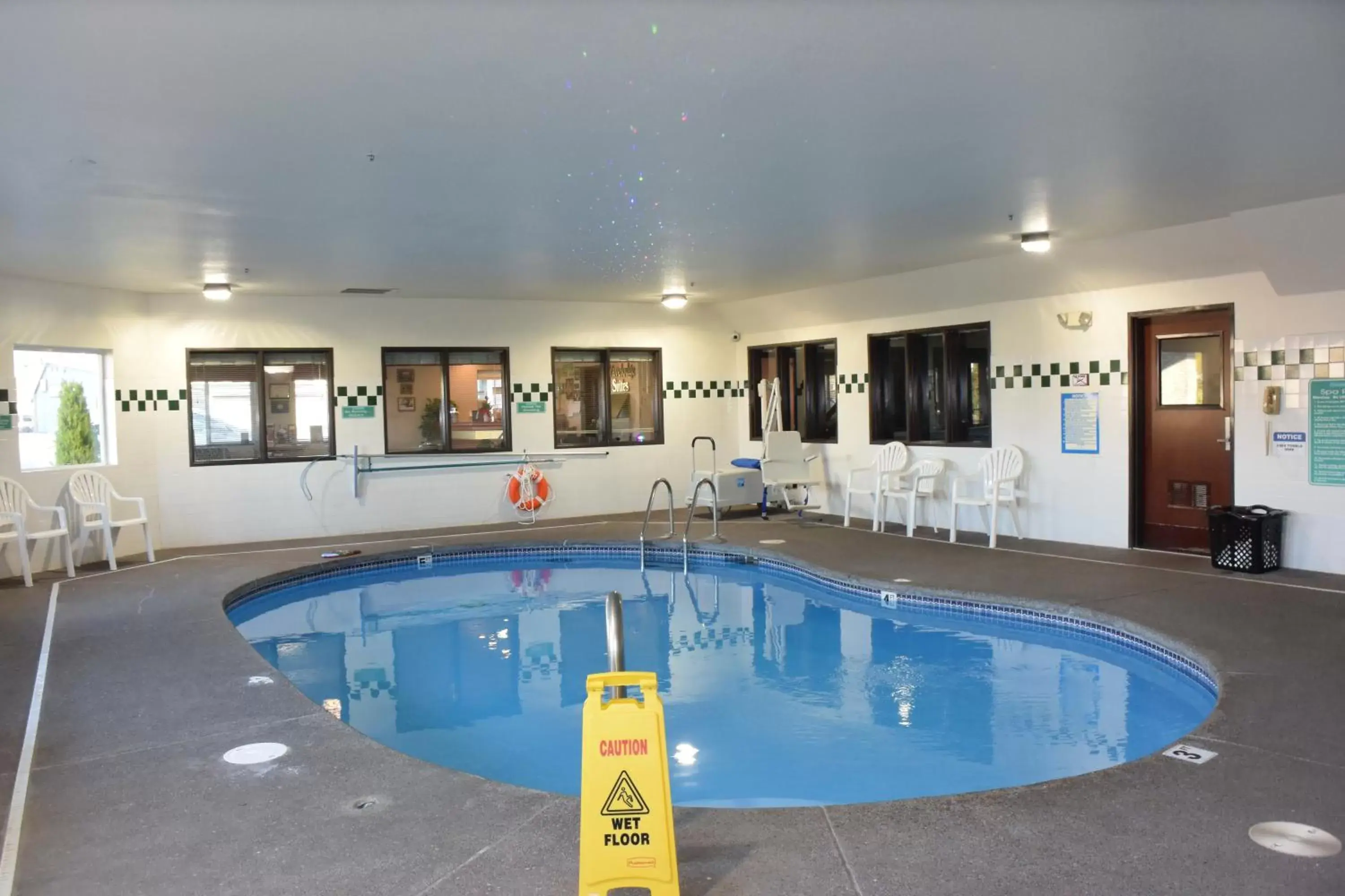 Pool view, Swimming Pool in Travelodge by Wyndham, Newberg